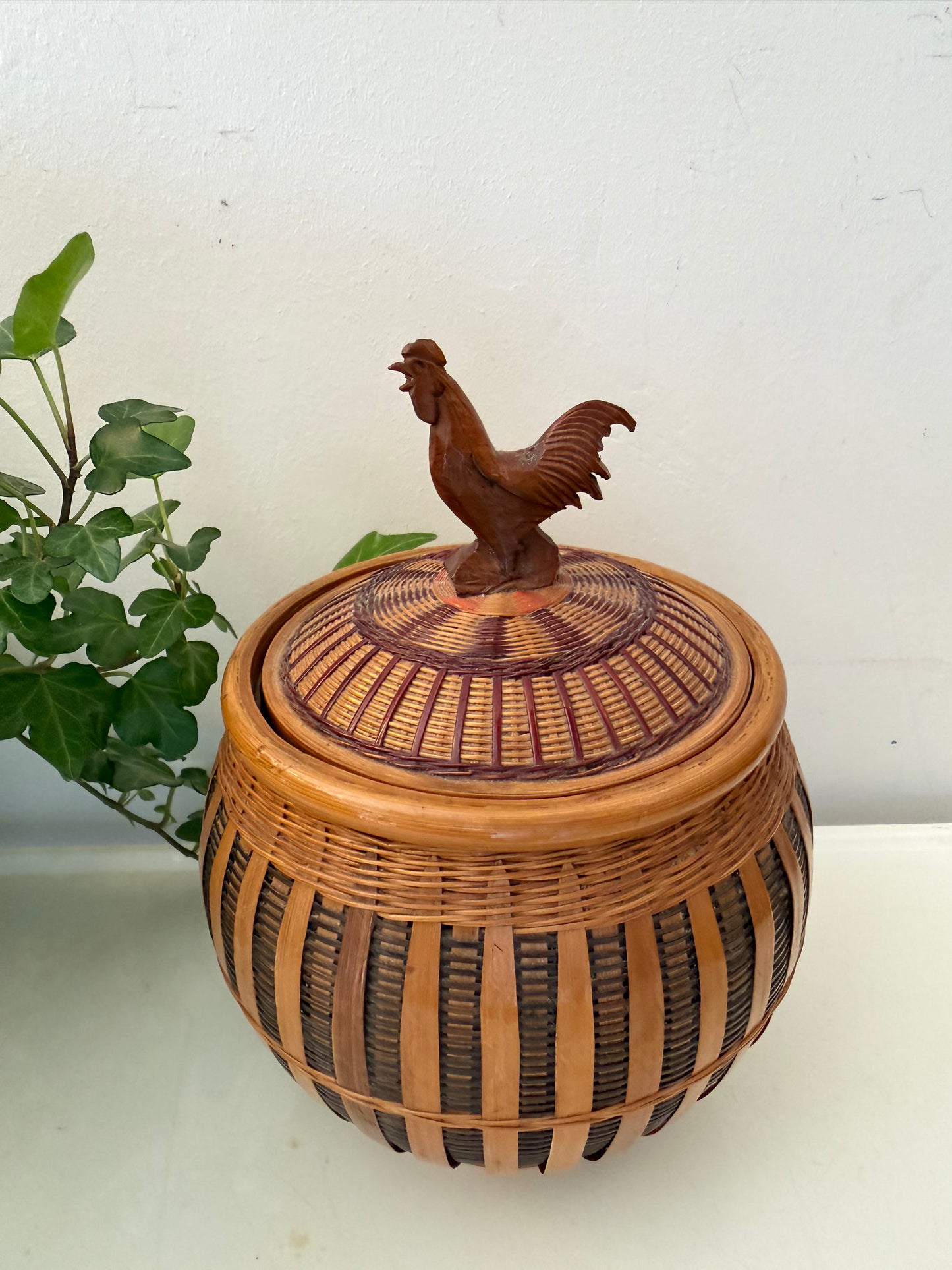 Rotan voorraadpot met haan mid century