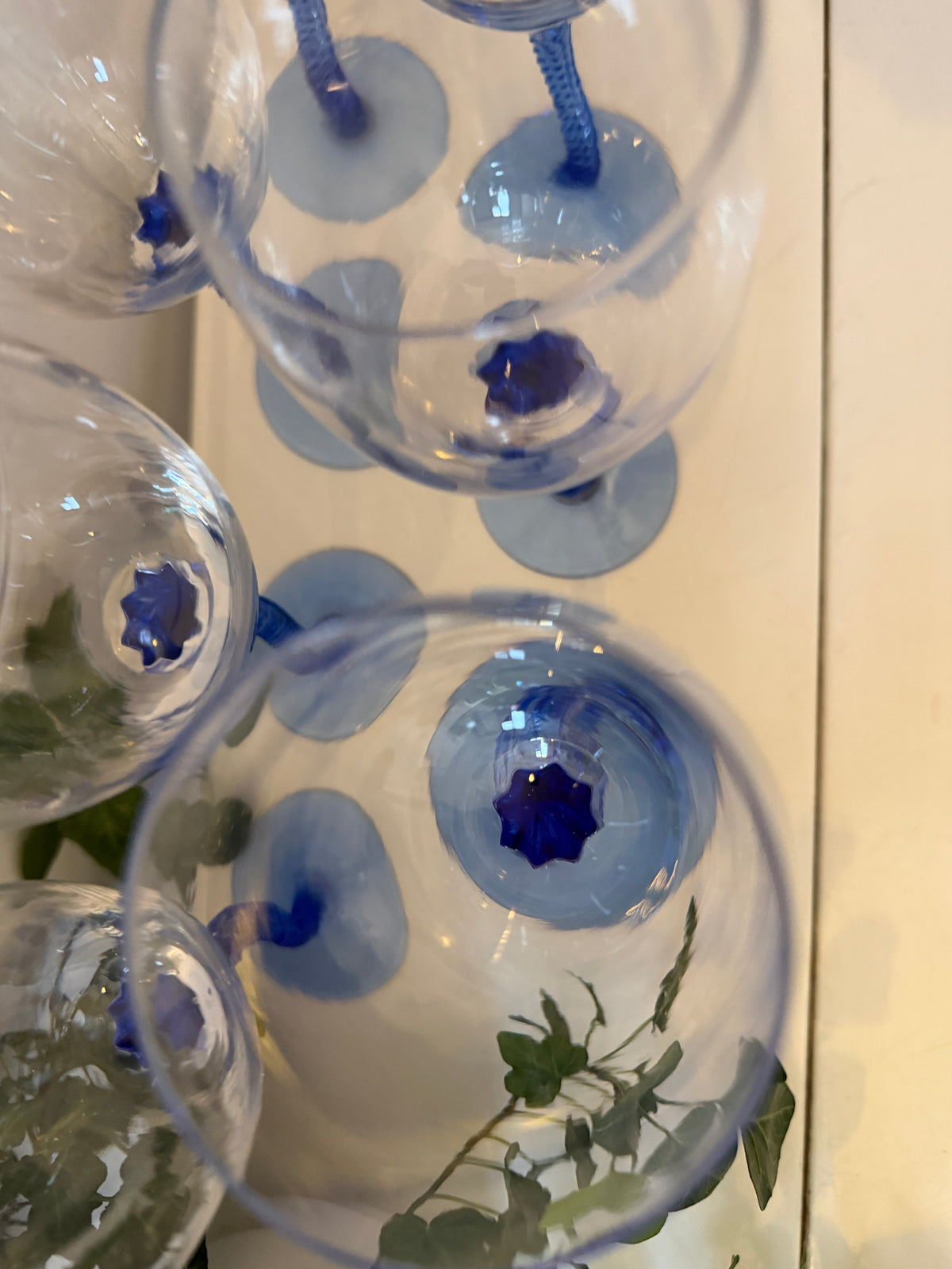 Wijnglazen met blauwe Wavy voet