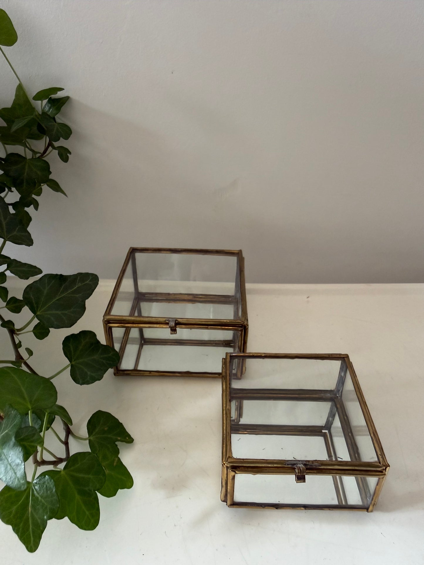 Set van 2 messing met glas bewaardoosjes