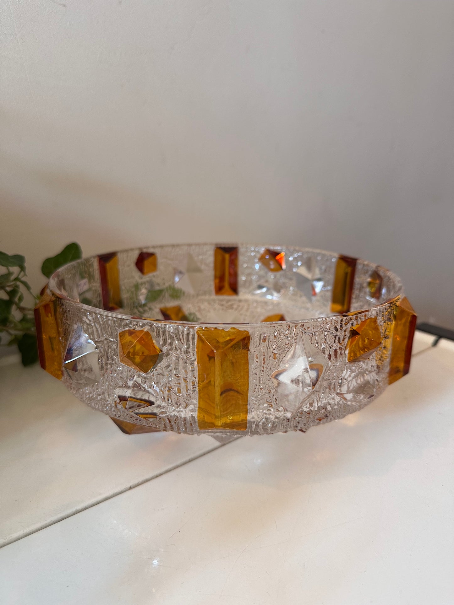 Persglazen schaal met amberkleurige accenten
