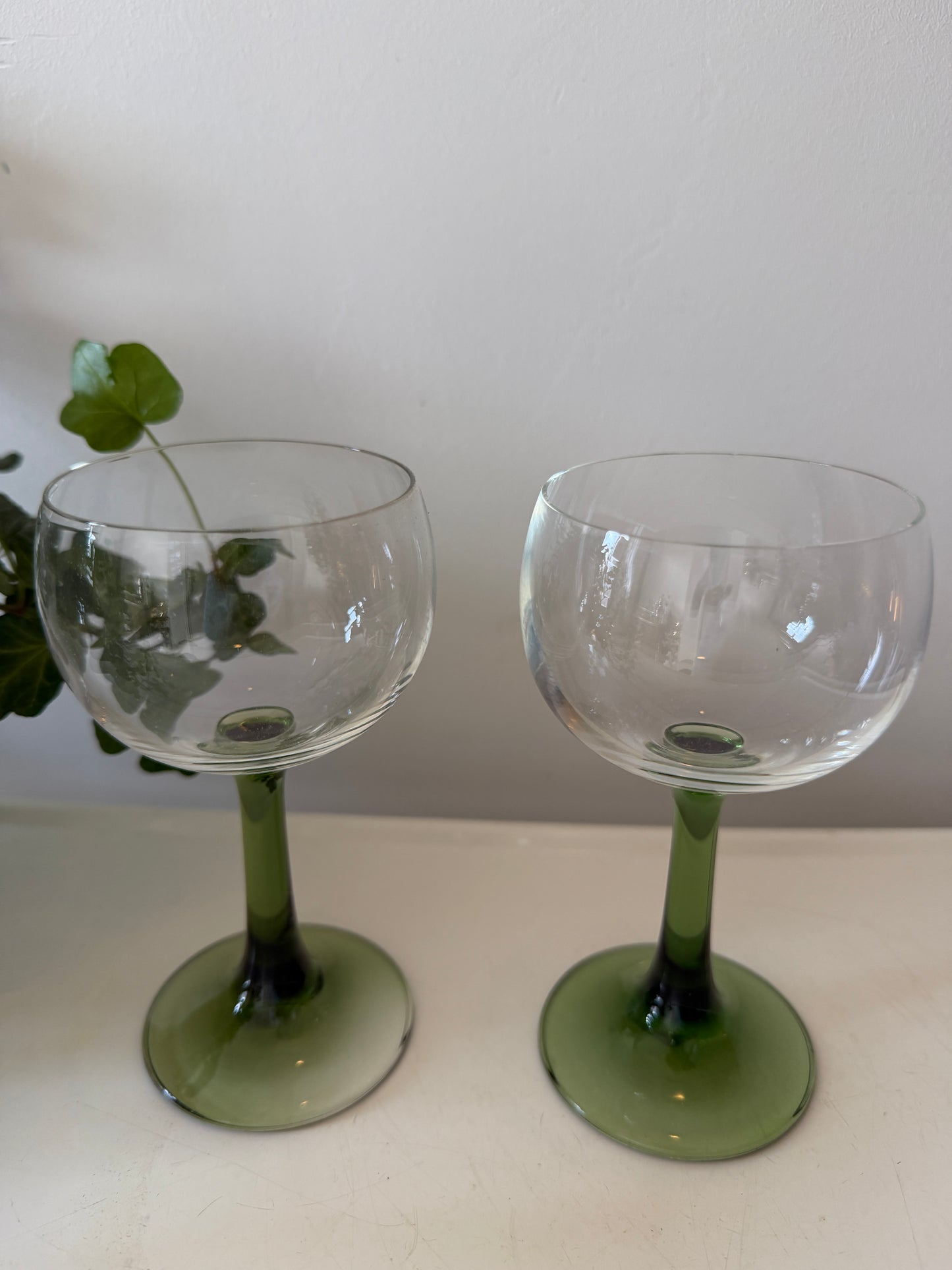 Set van 2 jaren 70 wijnglazen op groene voet