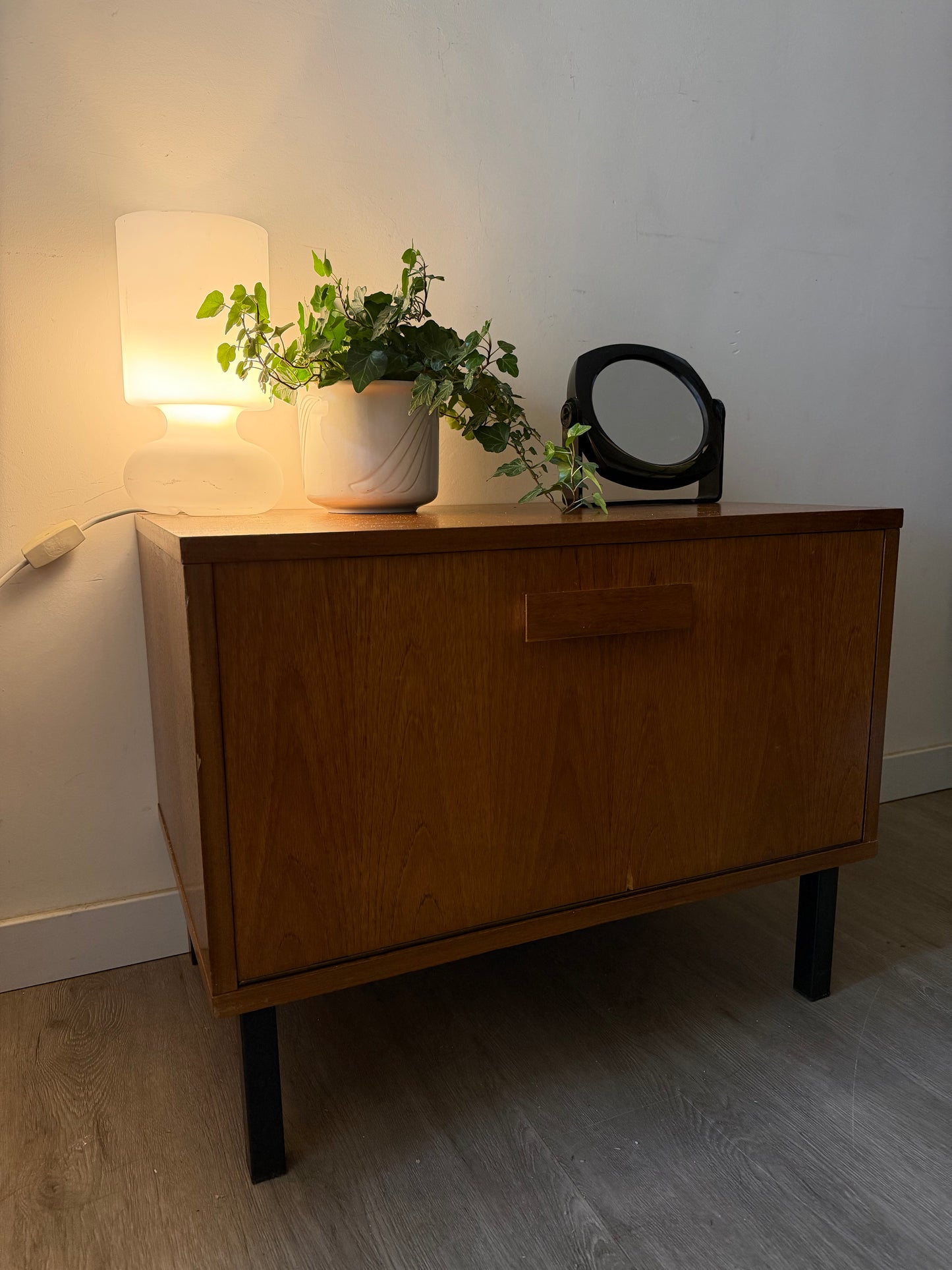 Mid Century klepkastje op pootjes