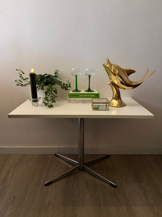 Bijzettafeltje met wit blad en chroom poot