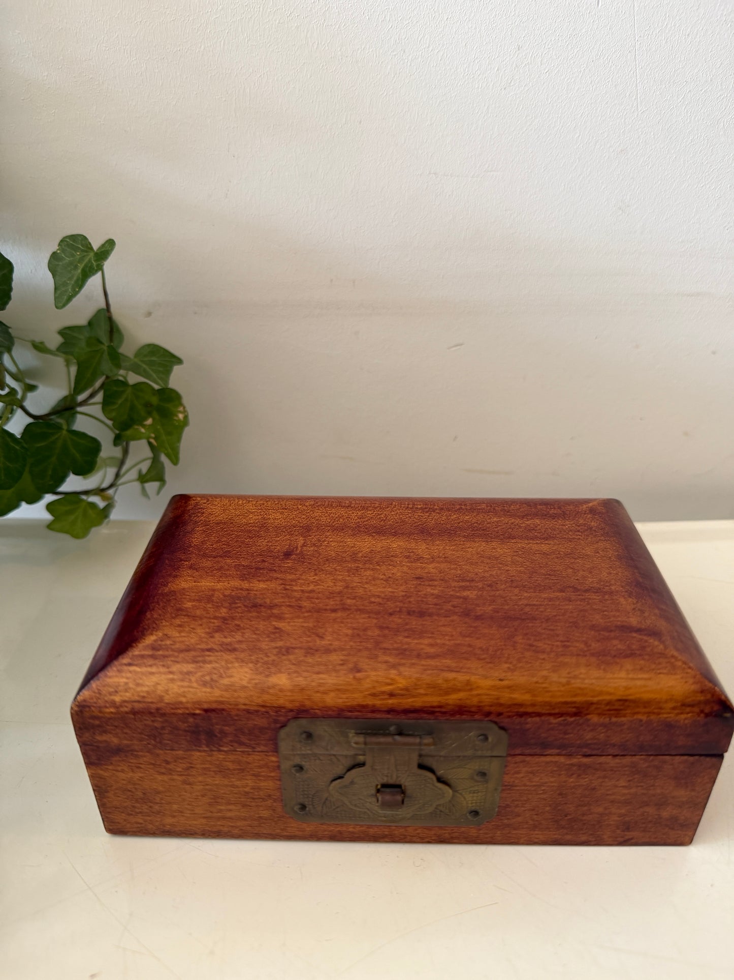 Houten bewaardoosje met messing beslag