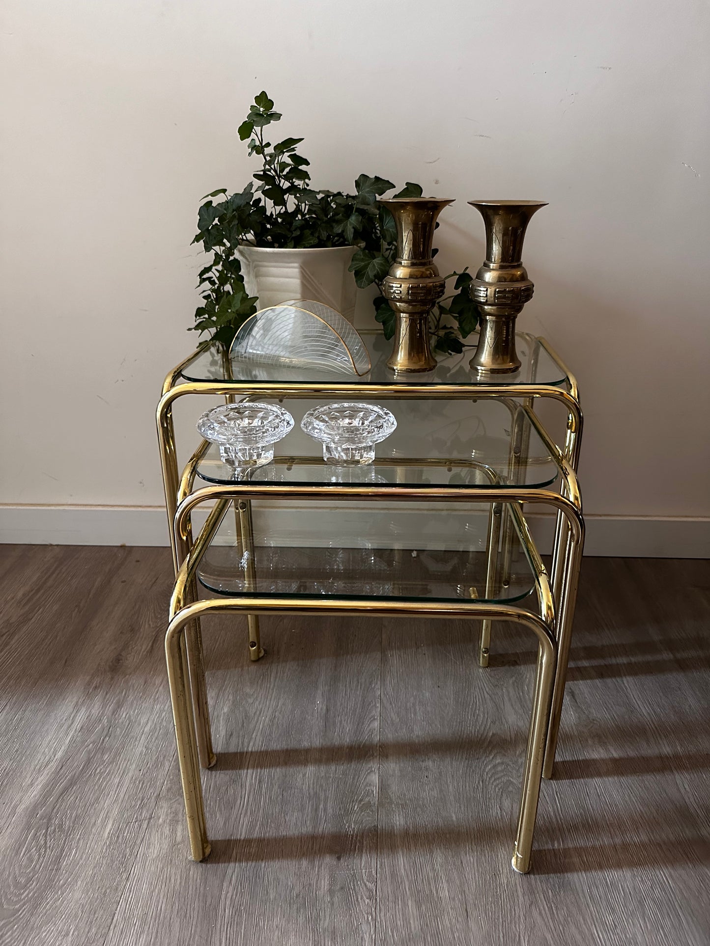 Messing met glazen Mimi set nesting tables