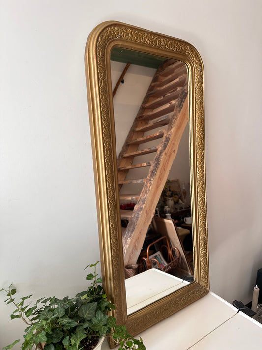 Hoge goudkleurige spiegel