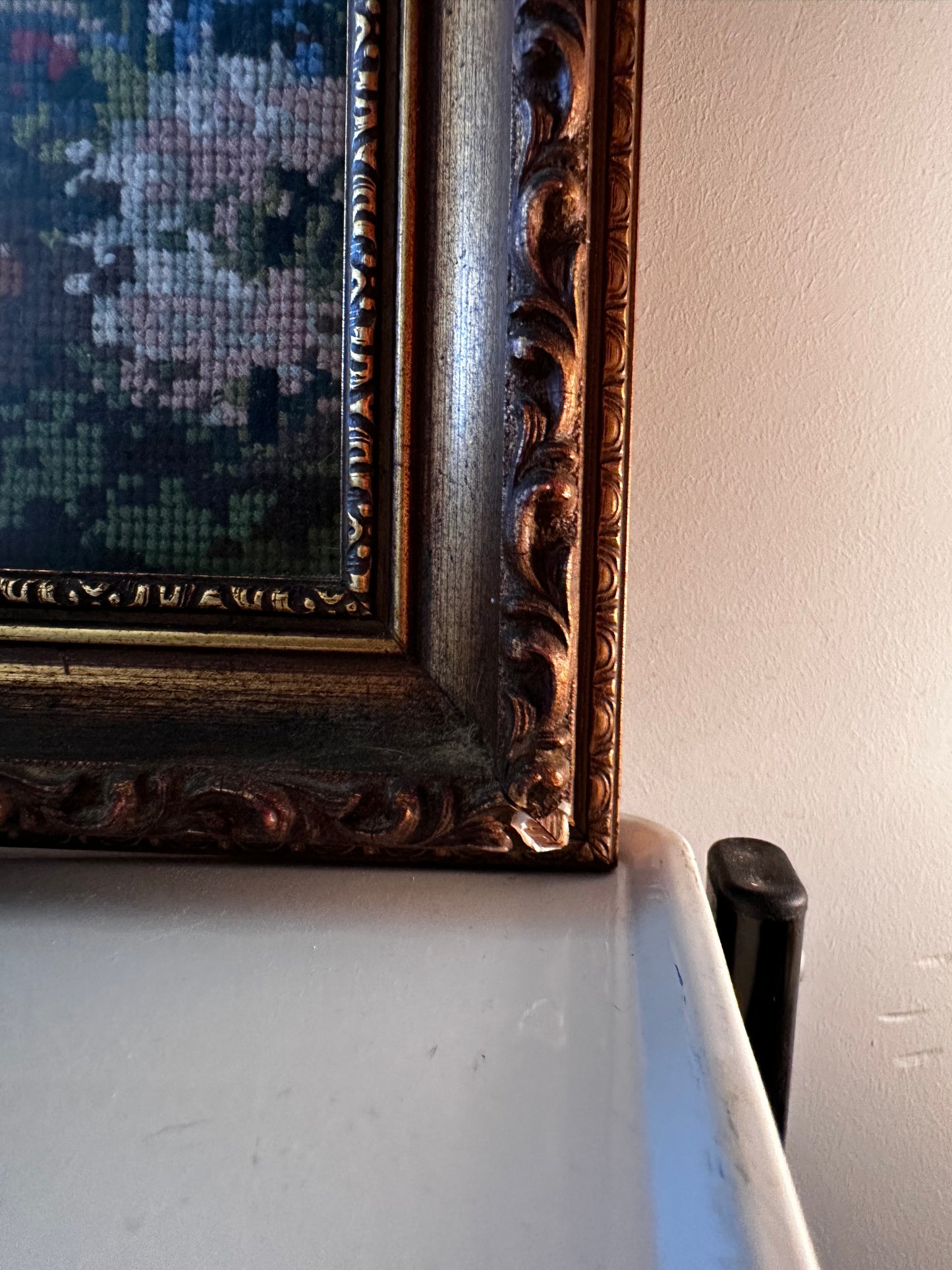 Borduurwerk in brocante lijst