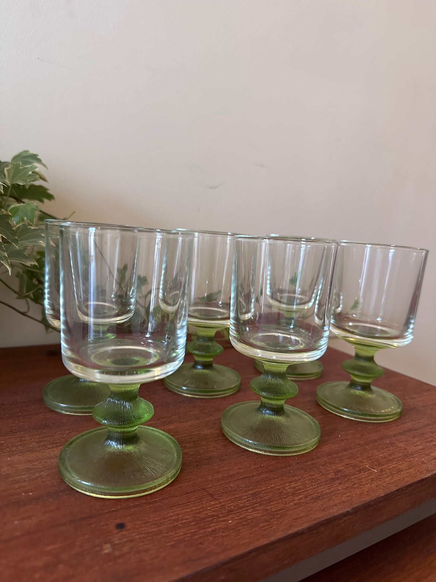 6 vintage wijnglazen groene voet