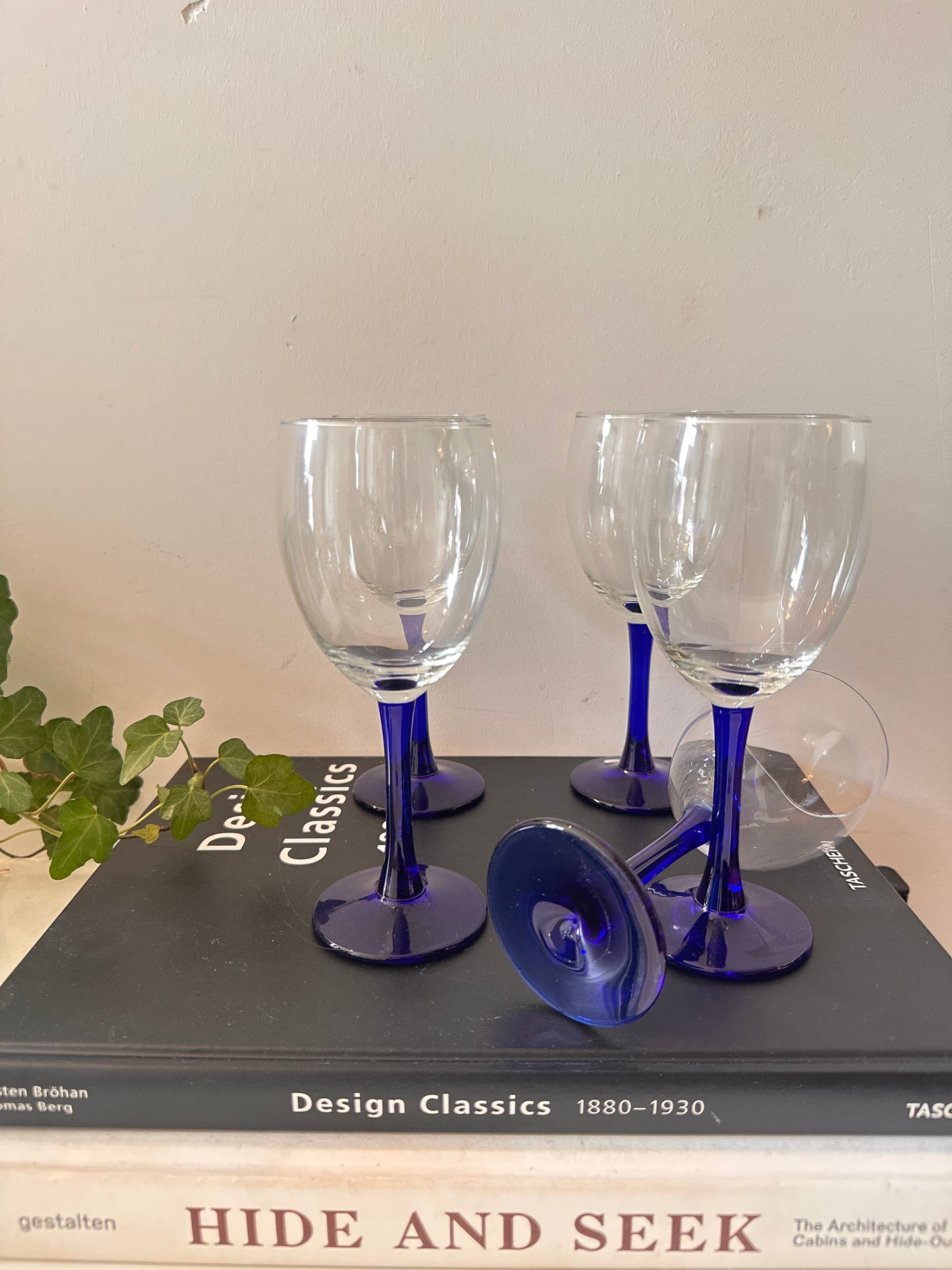 Set van 5 wijnglazen blauwe voet