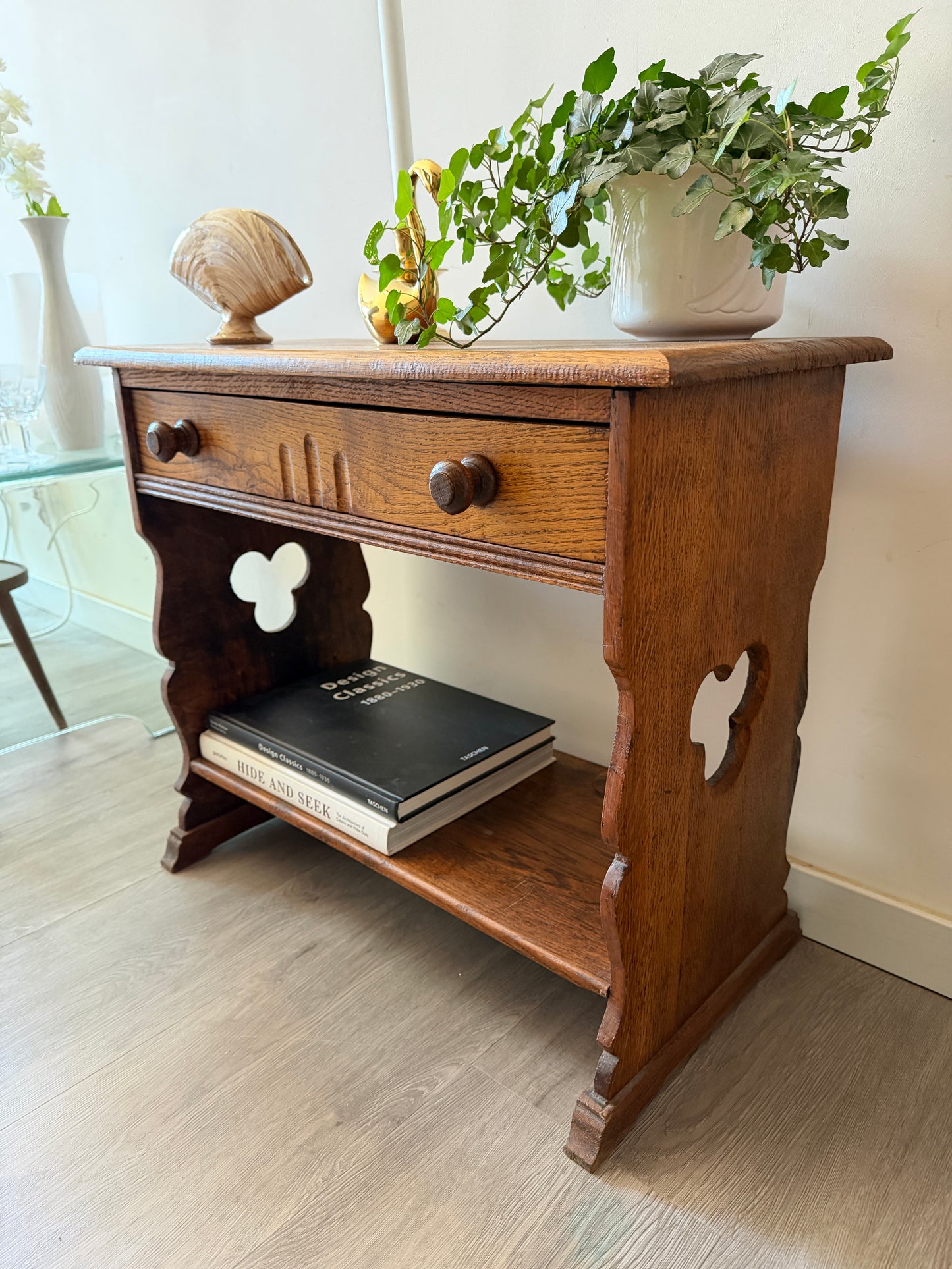 Houten tafeltje met laatje