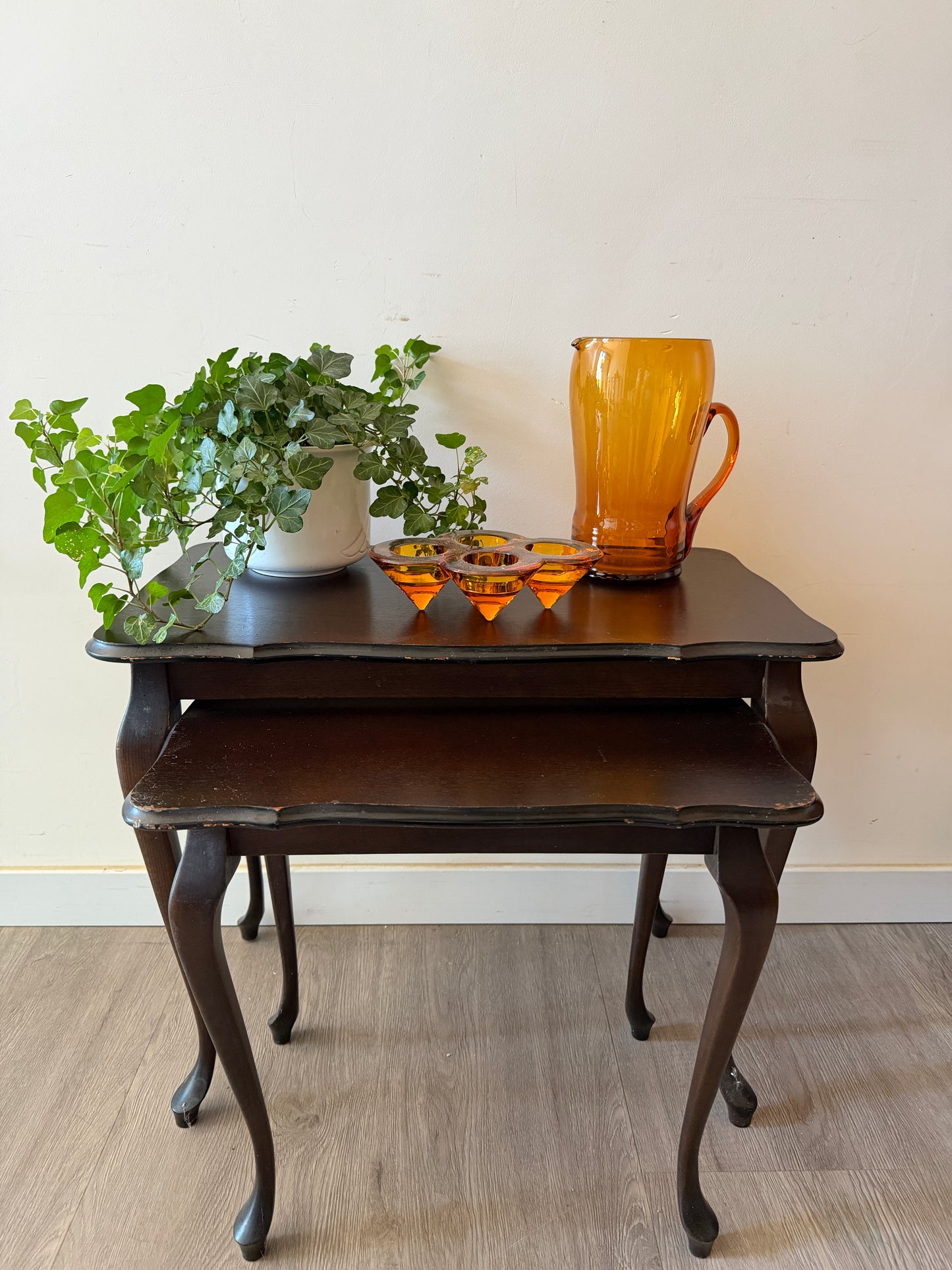 Miniset van twee tafeltjes queen anne