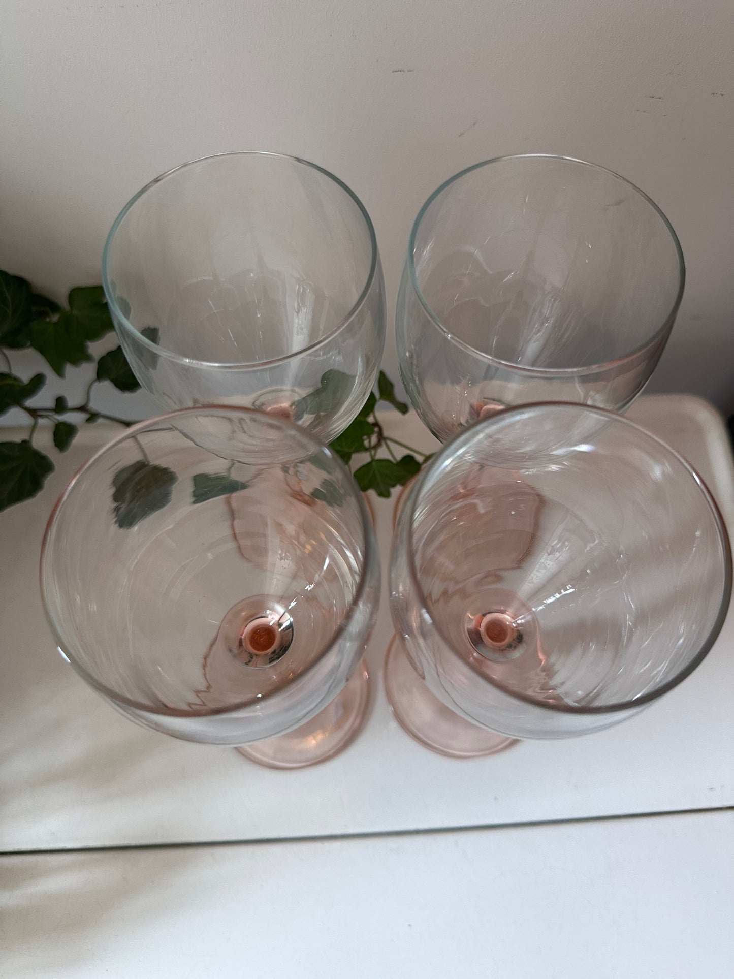 Wijnglazen op oranje roze voet