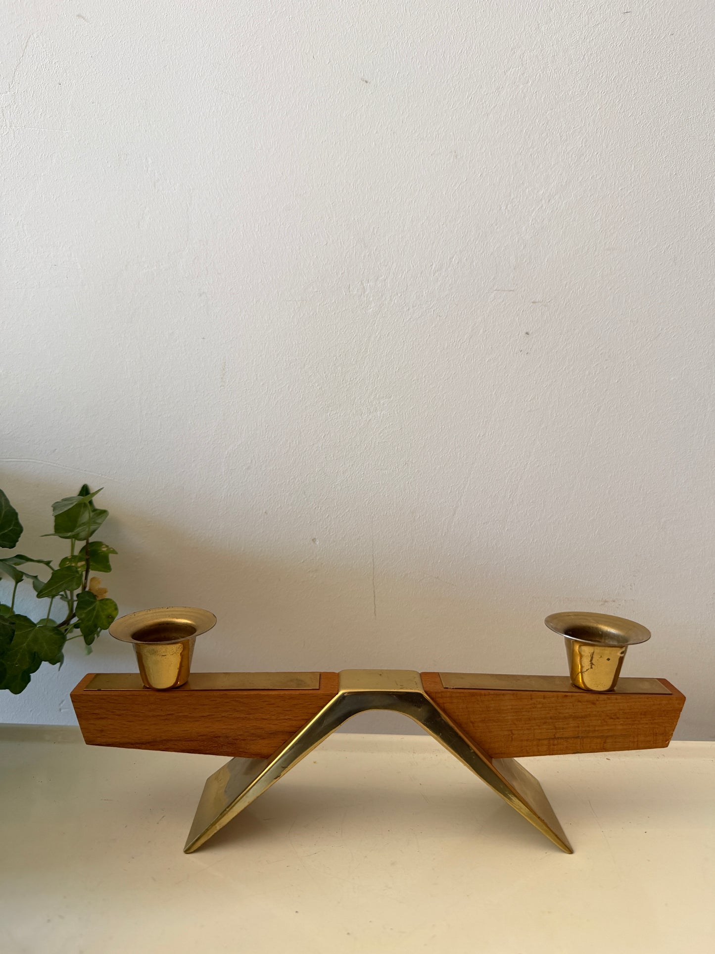 Brutalistische kandelaar van teak en messing