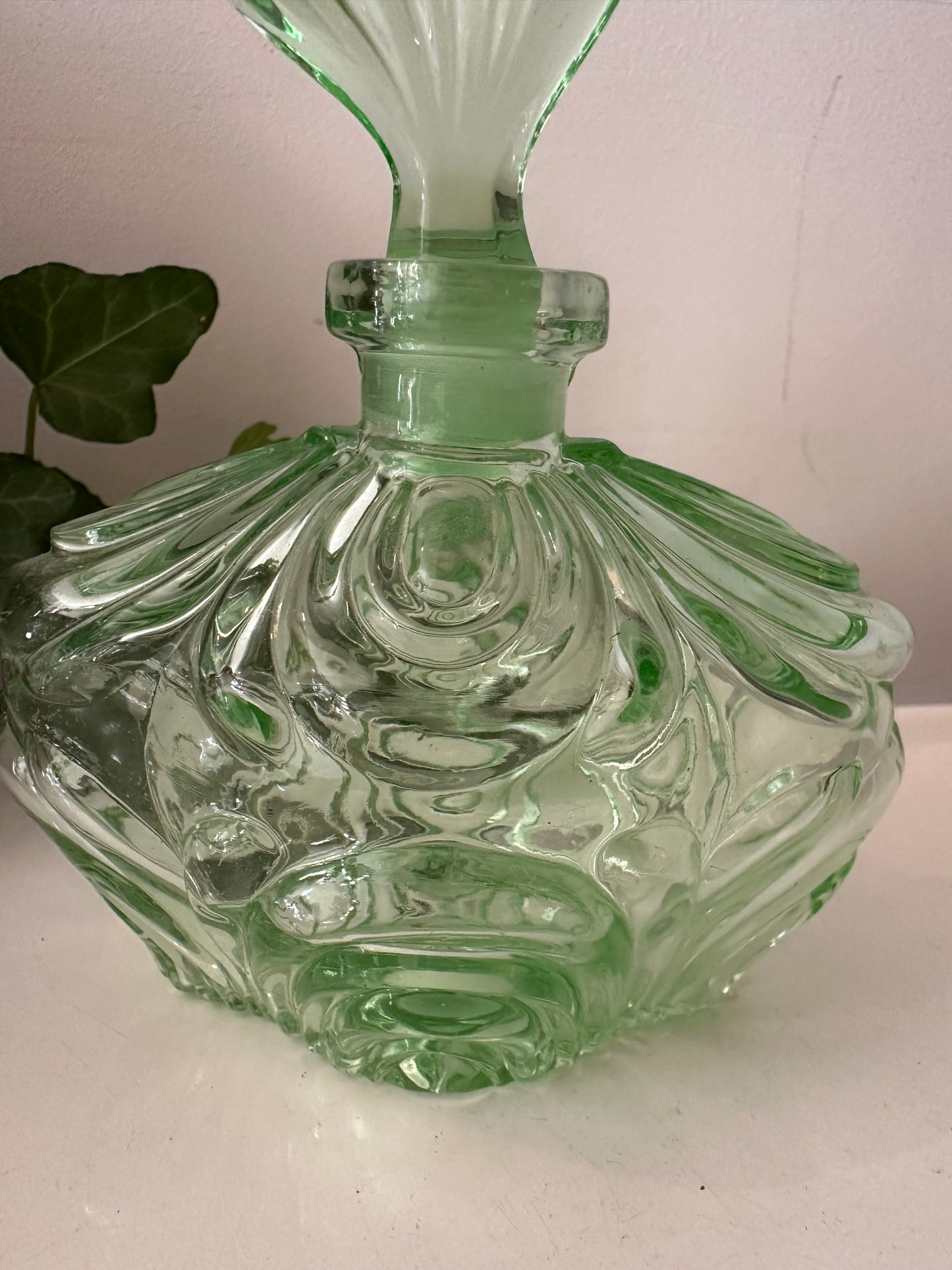 Groen geperst glazen parfumflesje