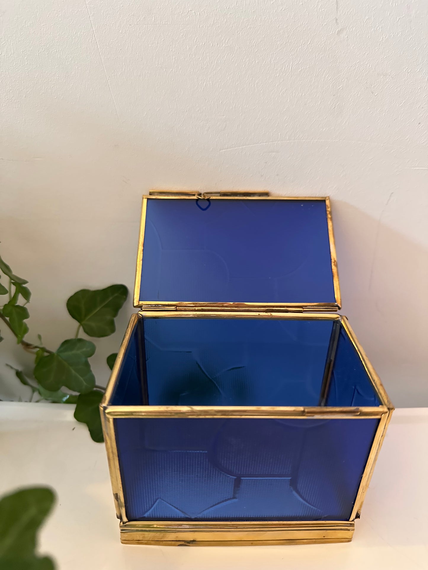 Bewaardoosje met blauw glas en messing randen