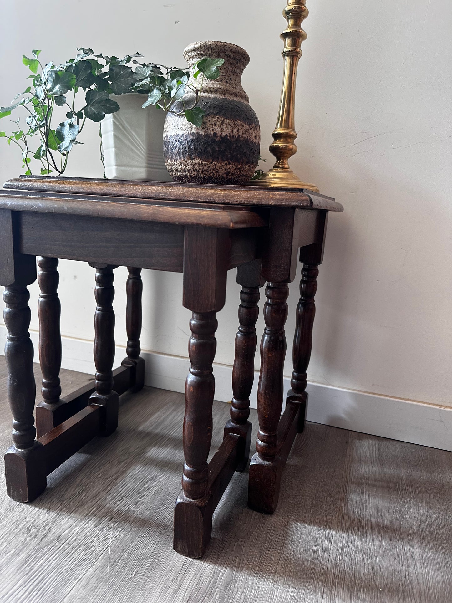 Set van twee houten bijzettafeltjes