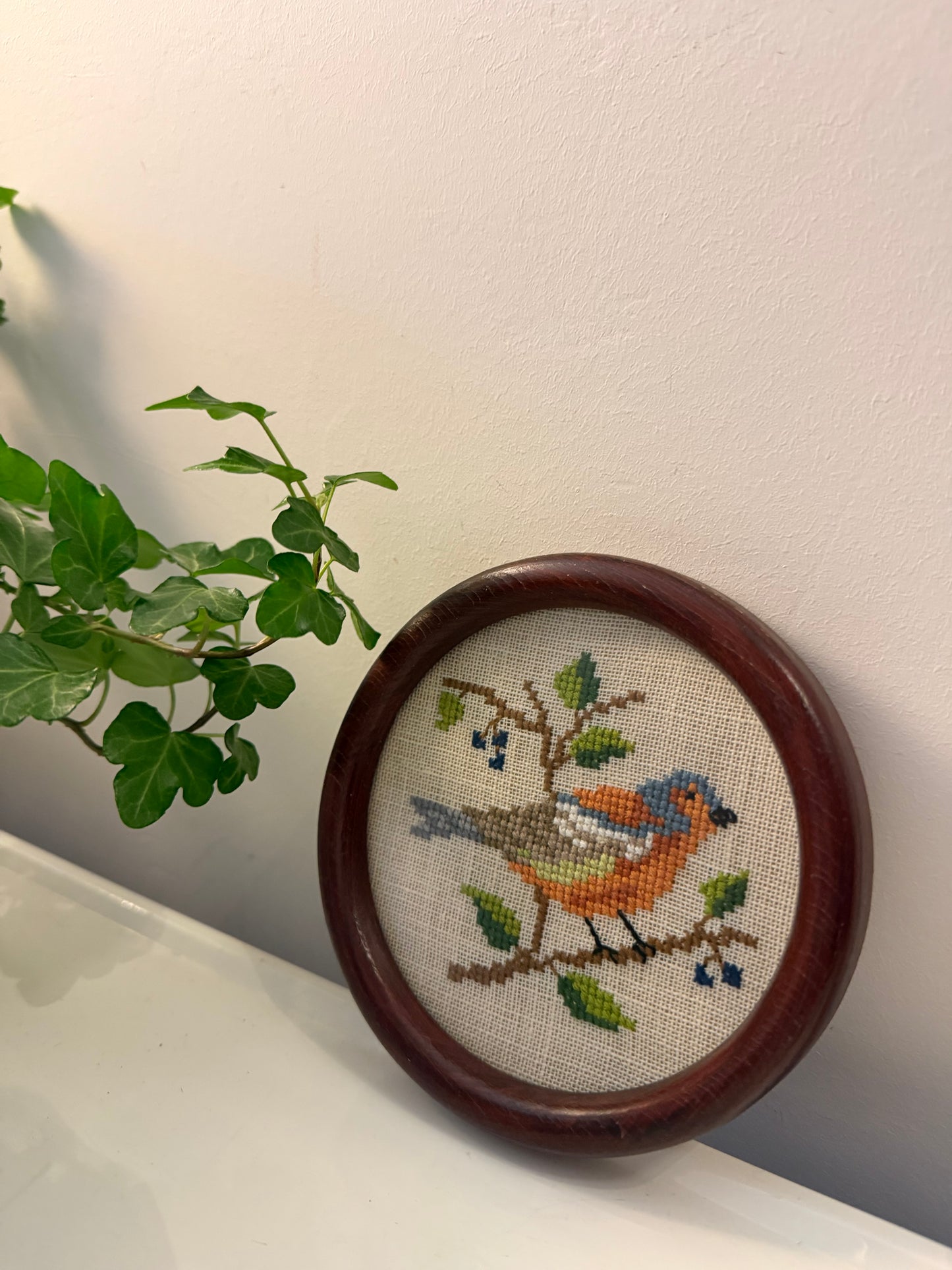 Vintage borduurwerkje in rond lijstje