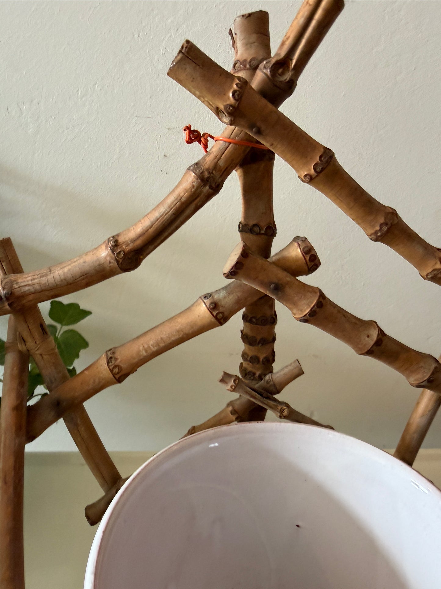 Rotan hanger met erica bloempot