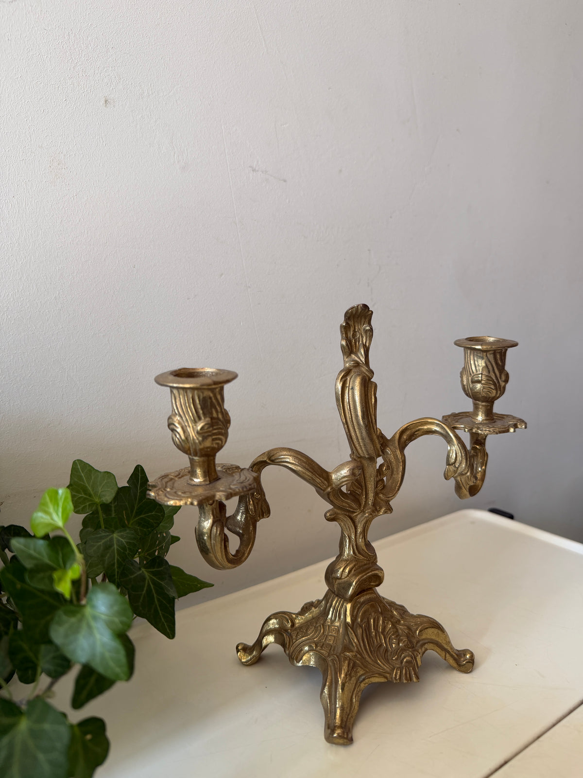 Twee armige messing kandelaar