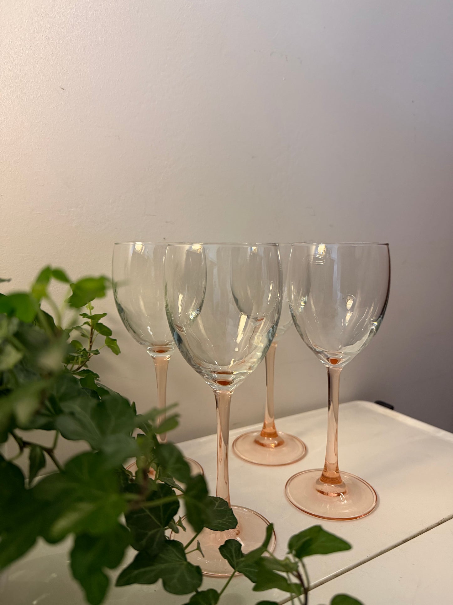 Set van 4 wijnglazen op roze oranje voet