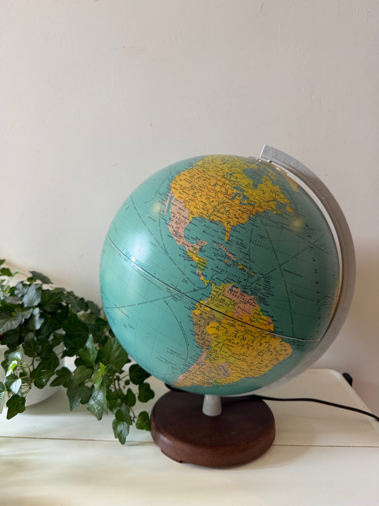 Vintage wereldbol met verlichting