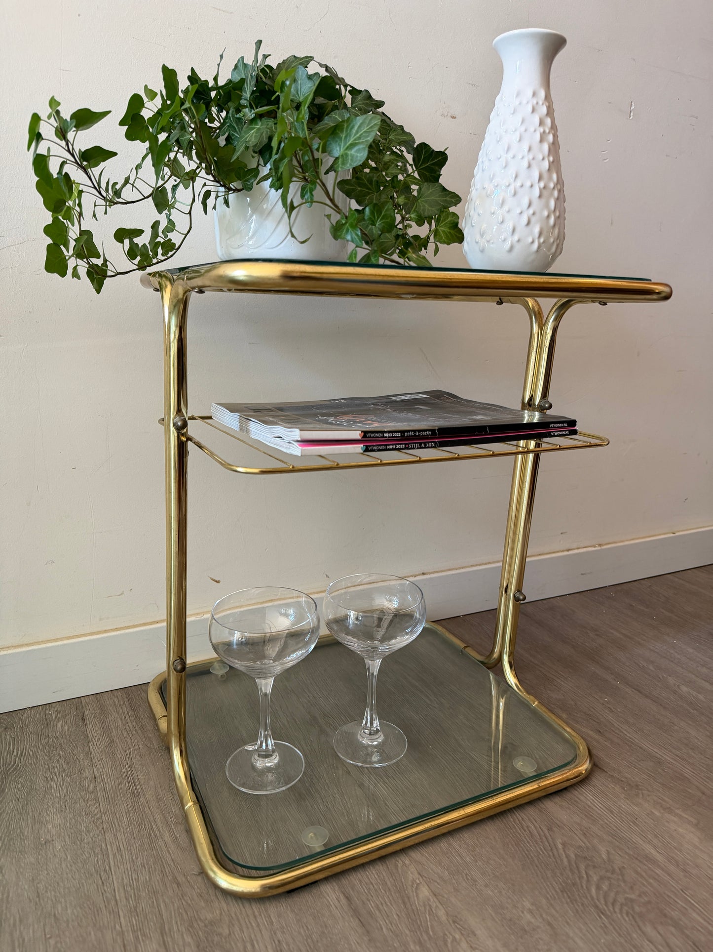 Hollywood Regency bijzettafeltje van messing en glas