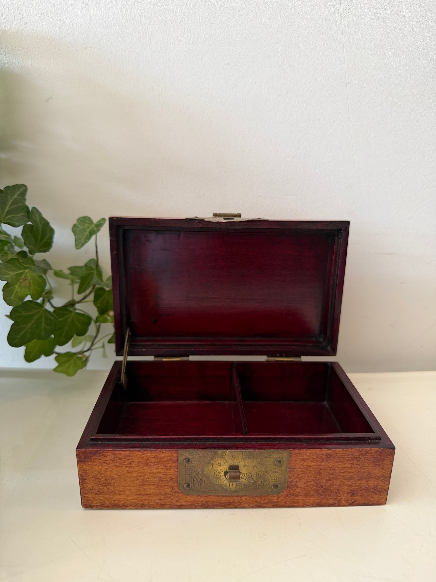 Houten bewaardoosje met messing beslag