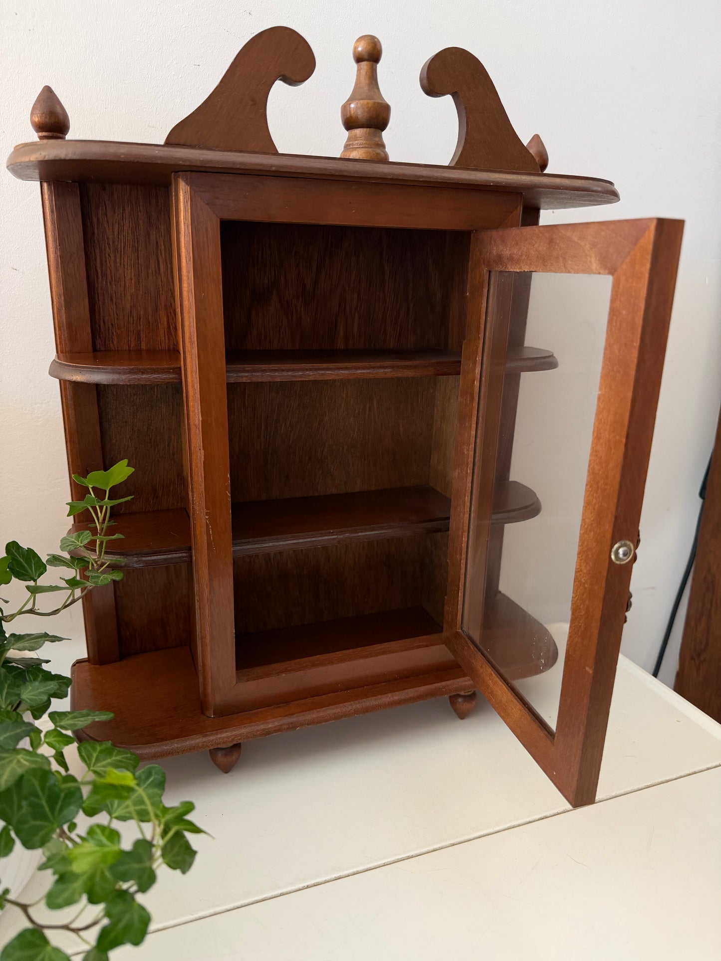 Houten wand vitrine kastje met glas