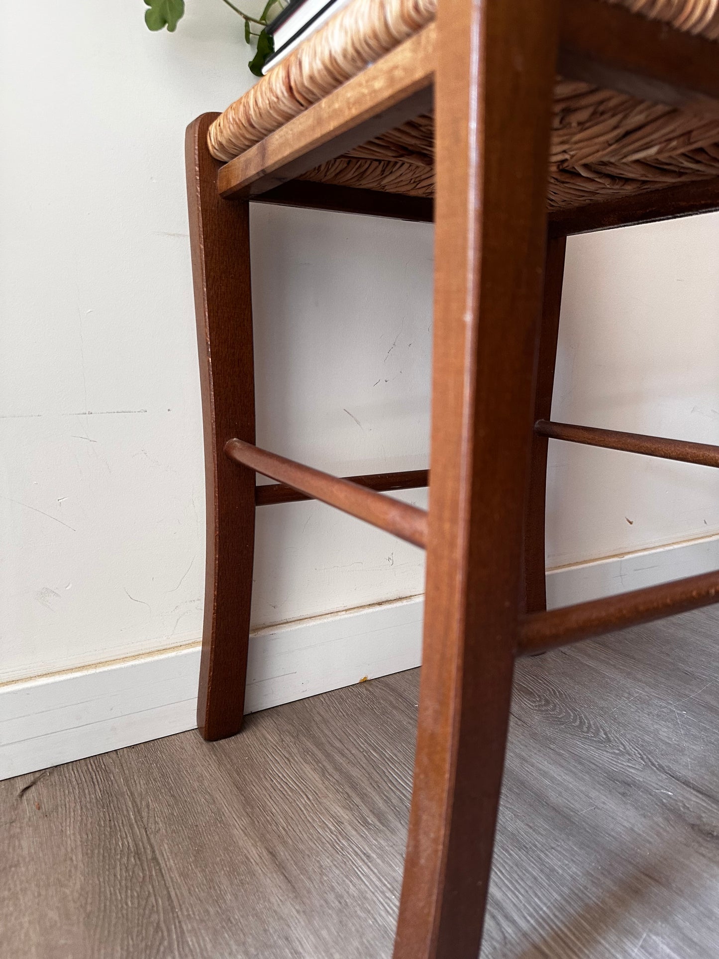 Krukje met rieten zitting