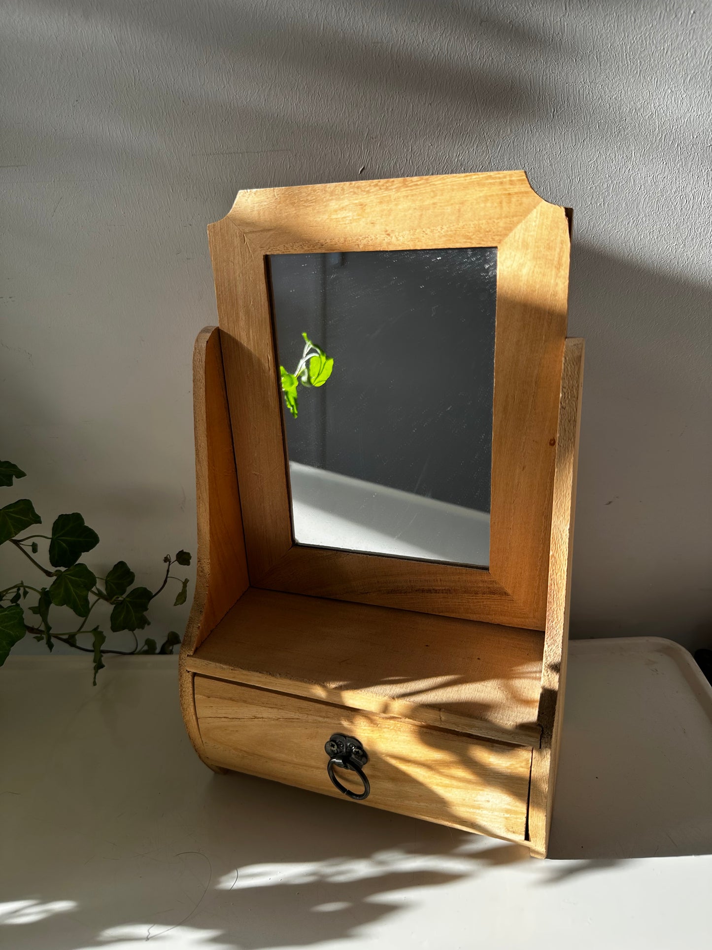 Houten tafelspiegeltje met lade