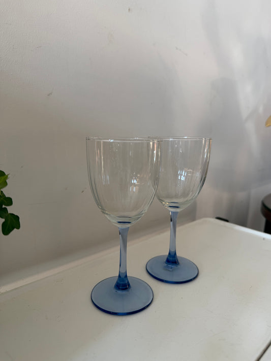 Set van twee wijnglazen op blauwe voet