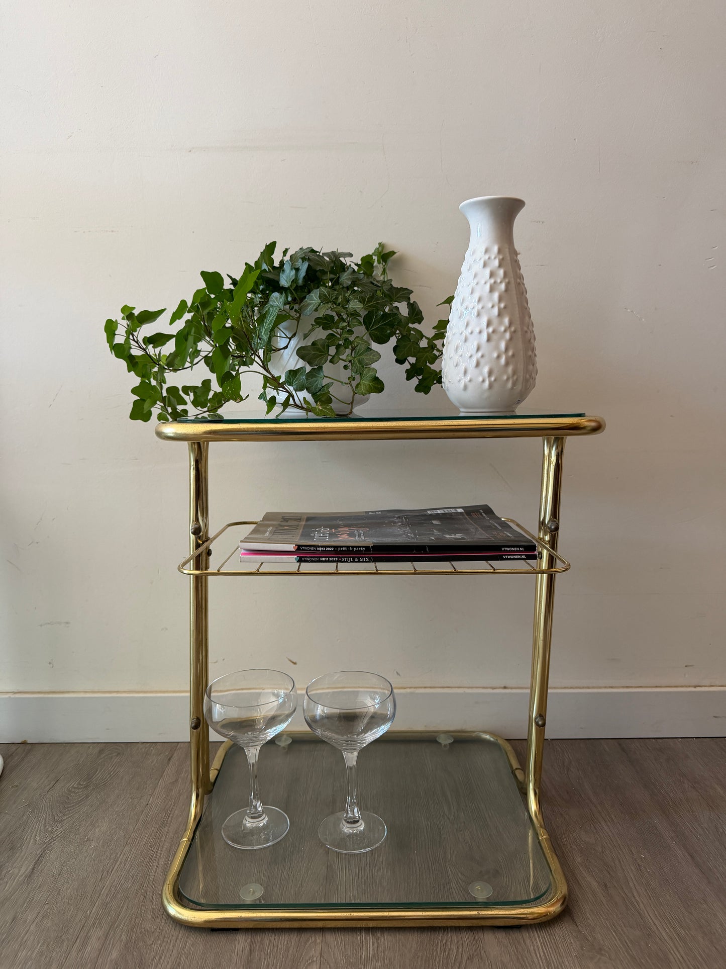 Hollywood Regency bijzettafeltje van messing en glas