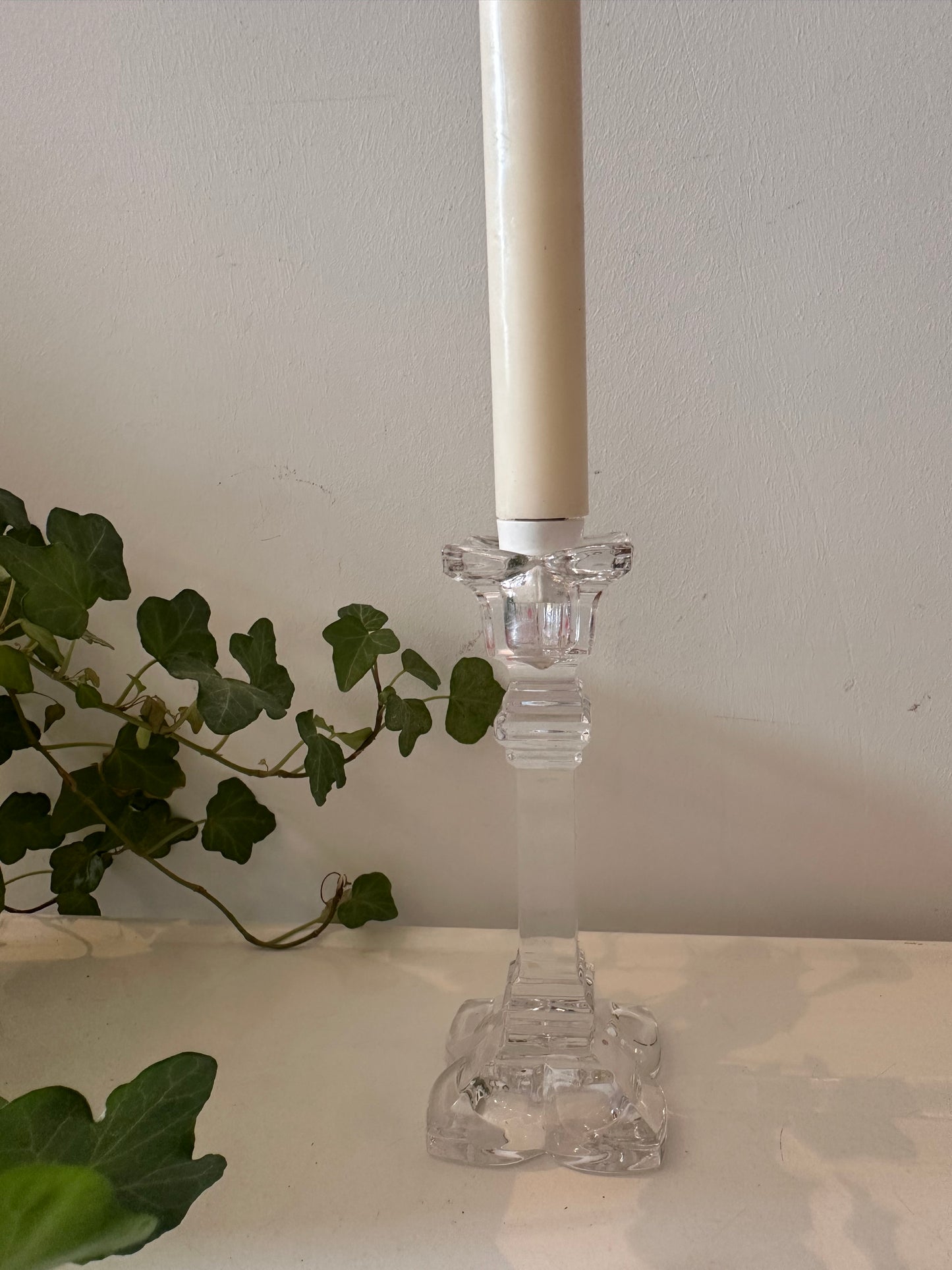 Vintage glazen kandelaar op sierlijke voet