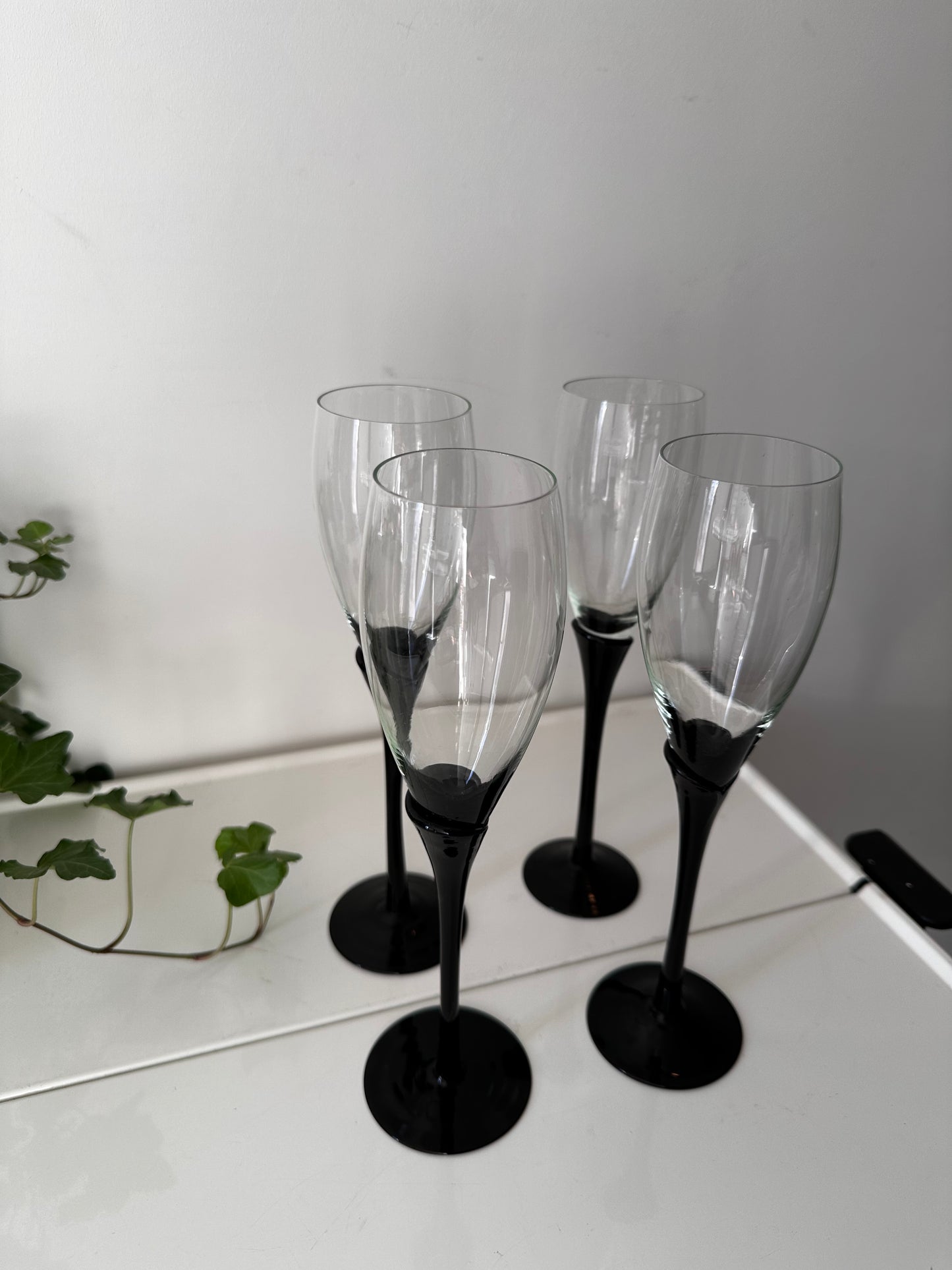 Set van 4 champagne glazen op zwarte voet