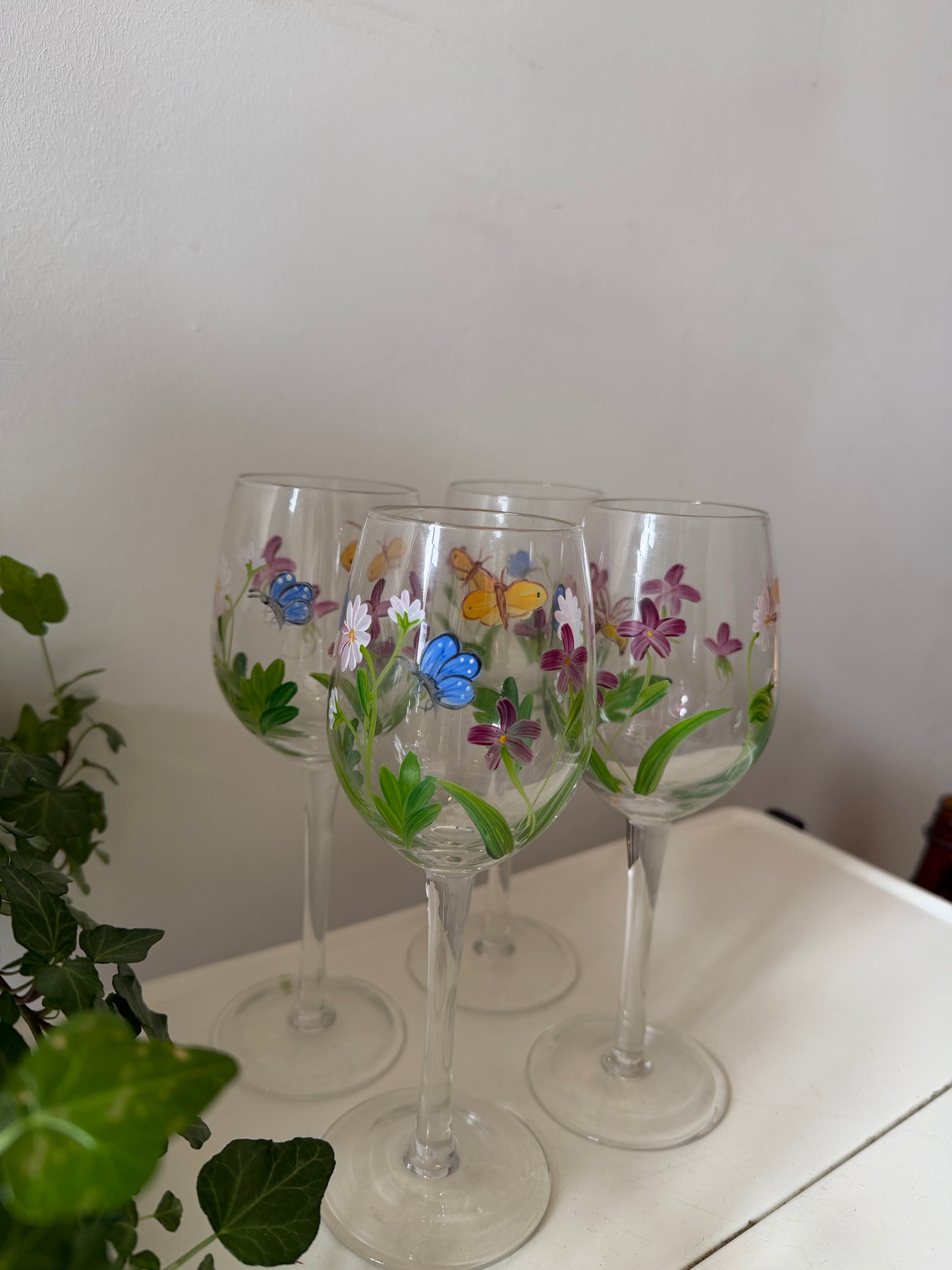 Set van 4 handbeschilderde wijnglazen