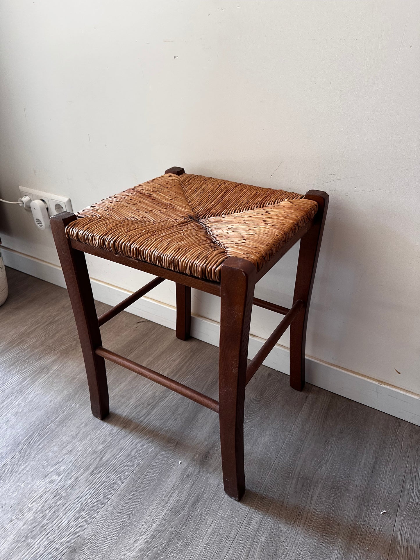 Krukje met rieten zitting