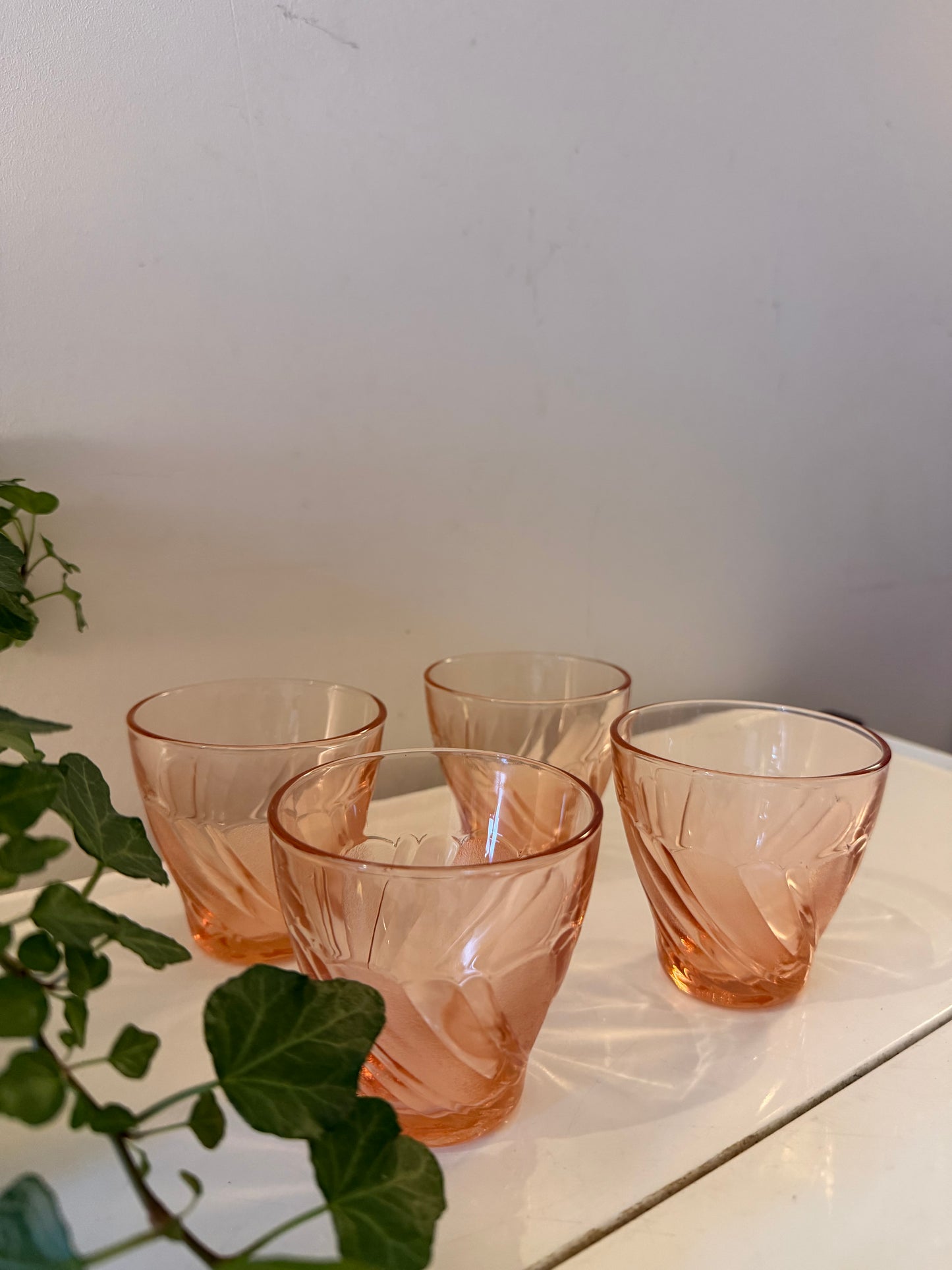 4 Glaasjes Art Deco pers glas