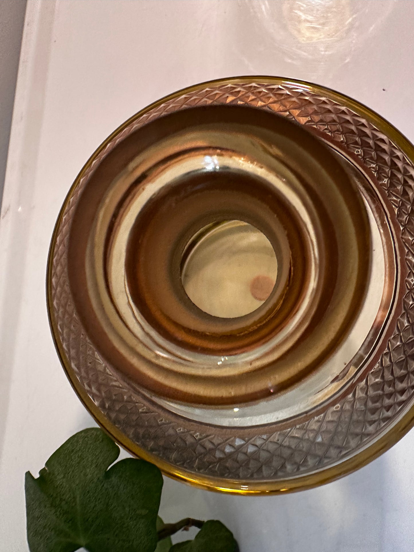 Vintage glazen vaasje met goudkleurig design