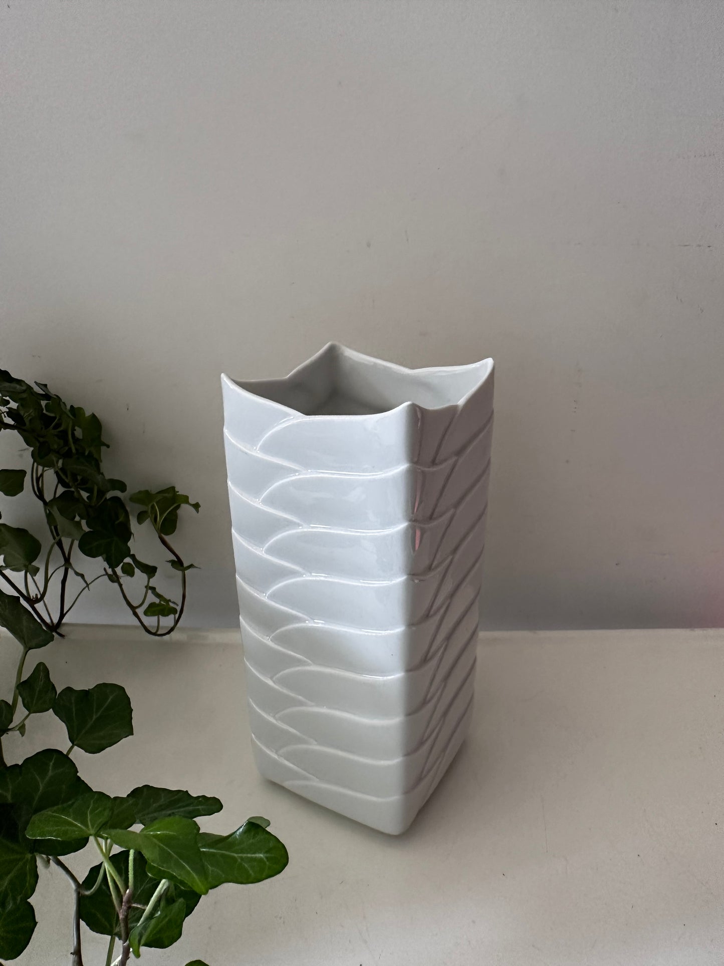 Thomas Porseleinen witte schubben vaas