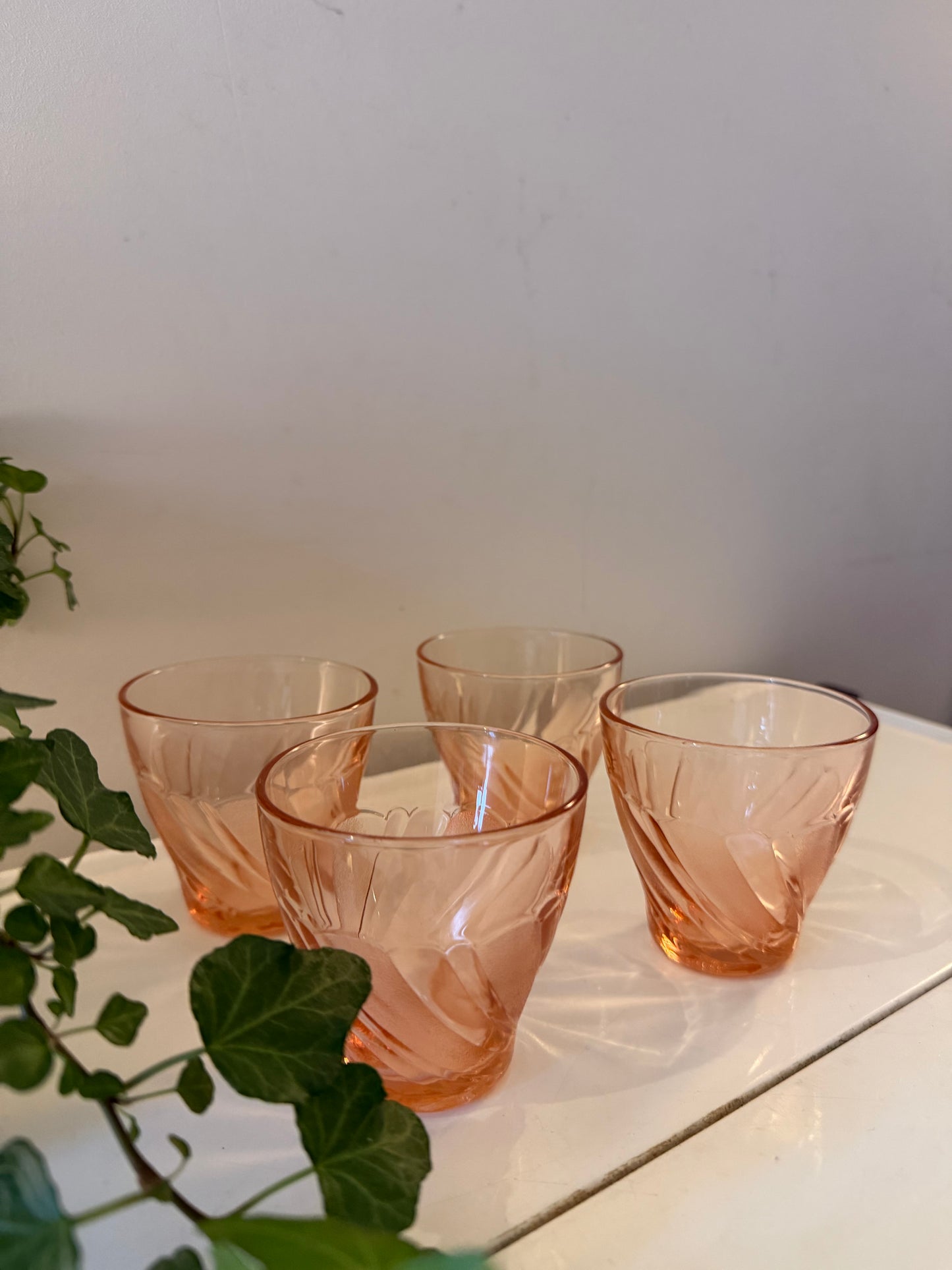 4 Glaasjes Art Deco pers glas