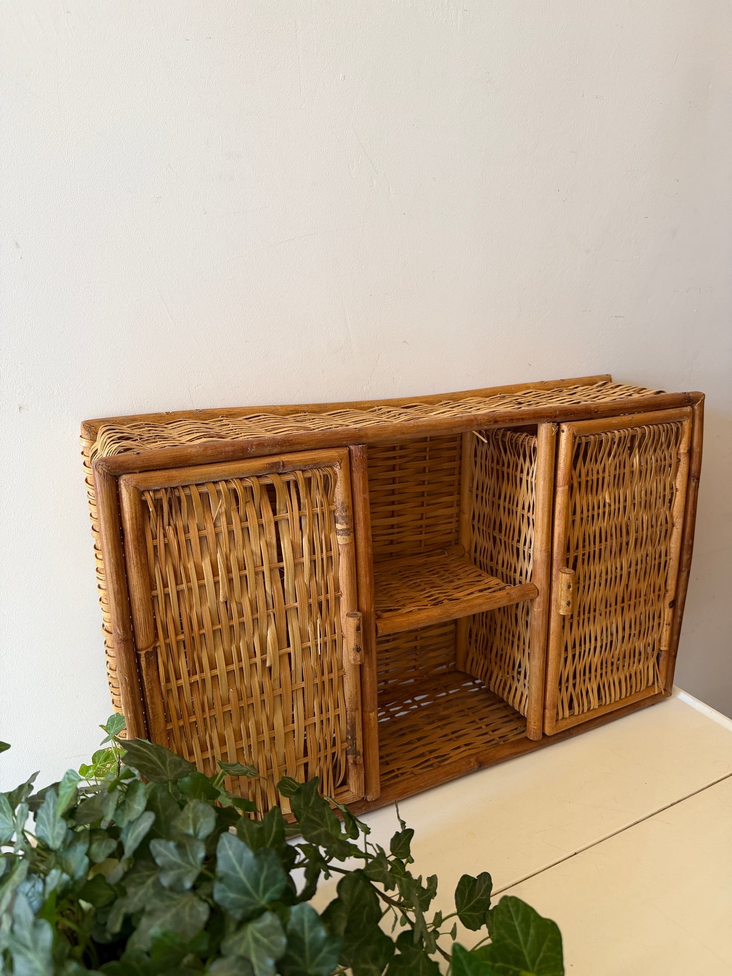 Rotan kastje met deurtjes