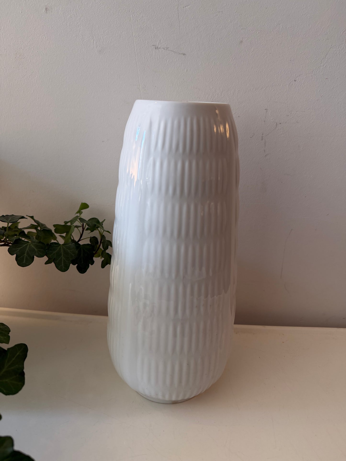 Wit porseleinen vintage vaas