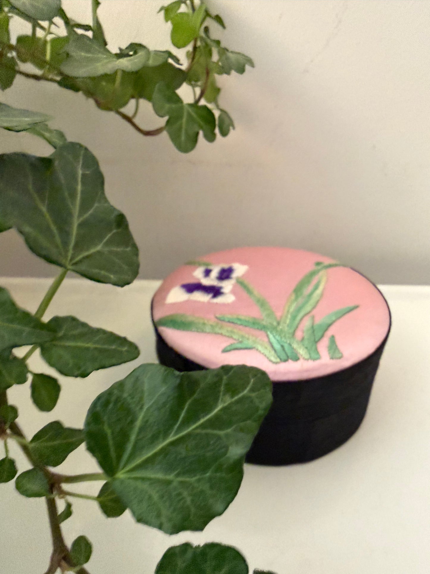 Bewaardoosje met geborduurde deksel