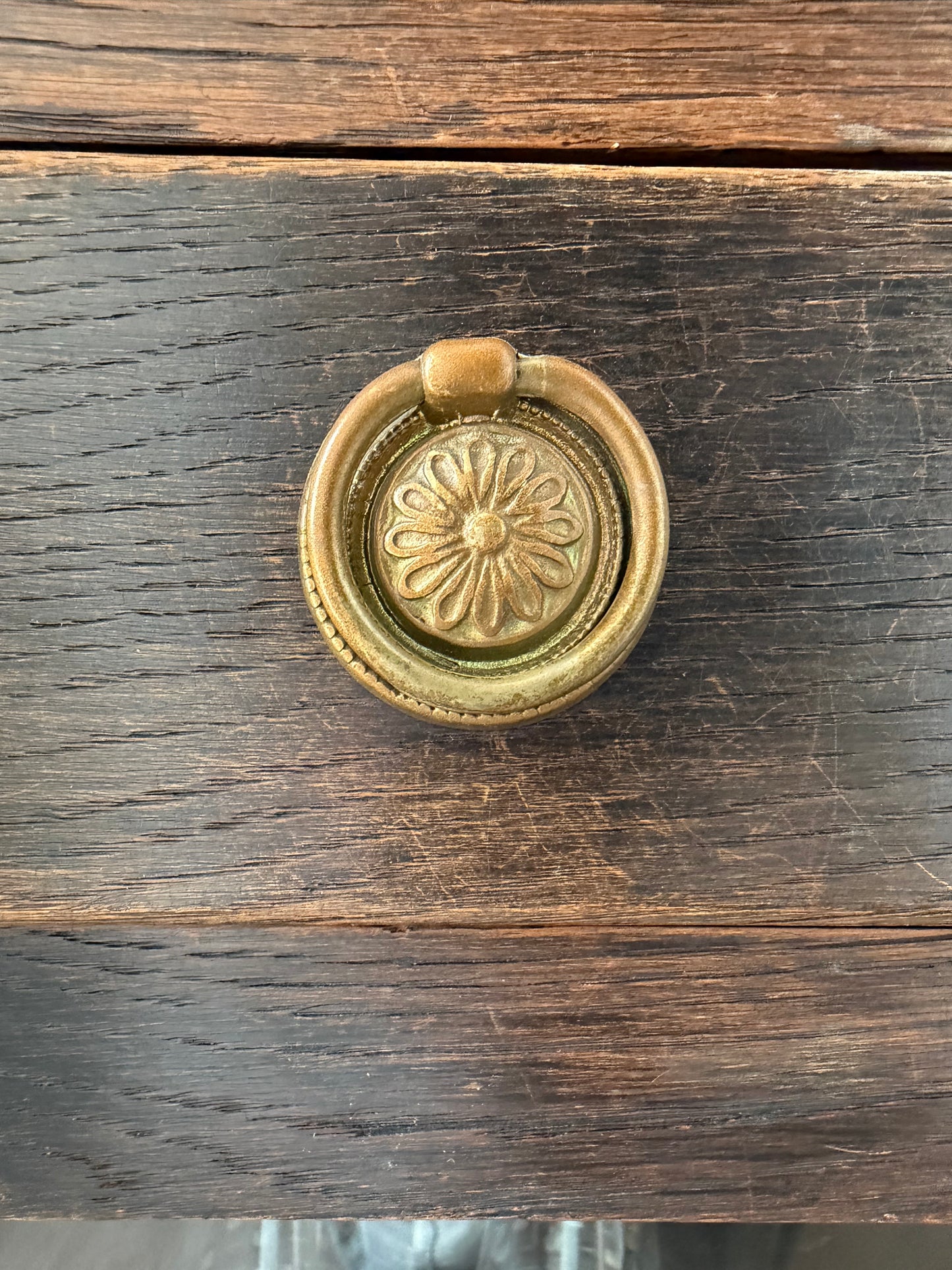 Art Deco kastje met glazen deurtjes