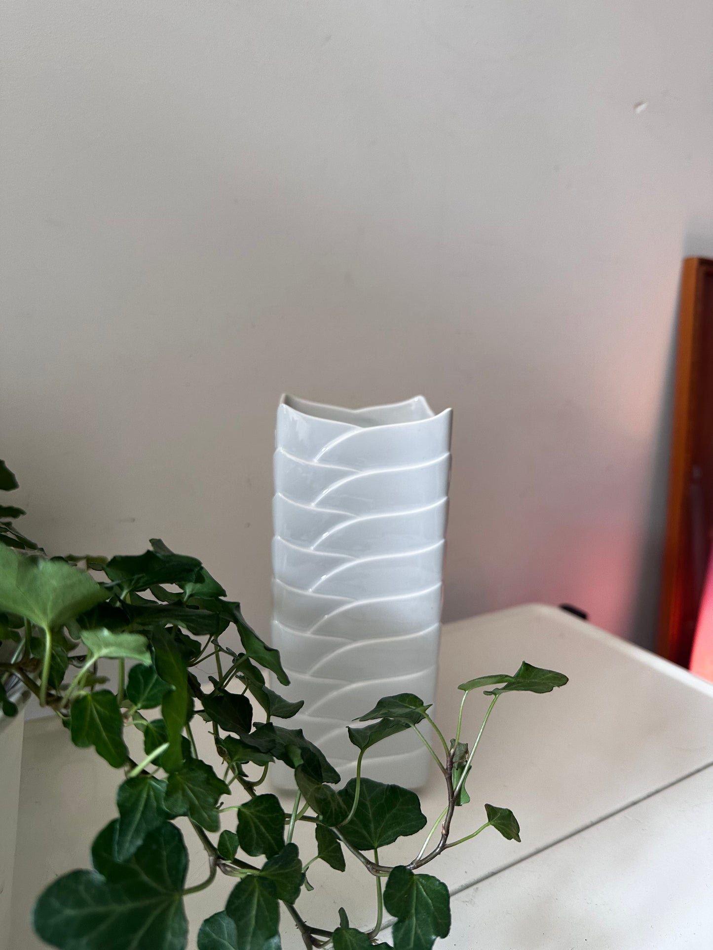 Thomas Porseleinen witte schubben vaas