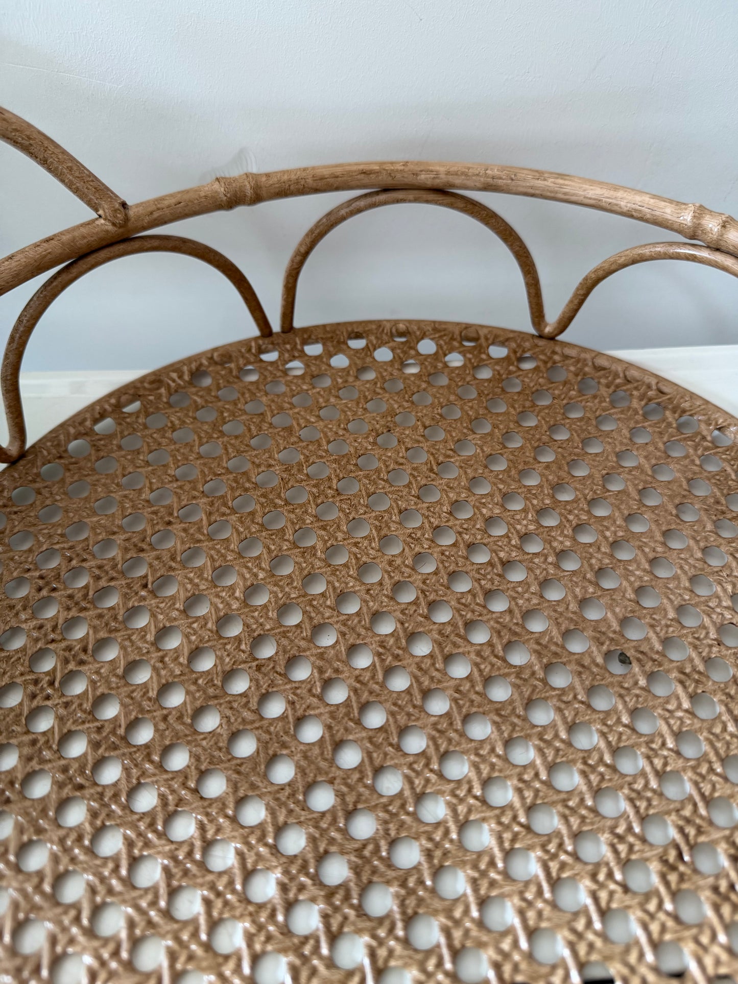 Rond metalen dienblad met rotan look
