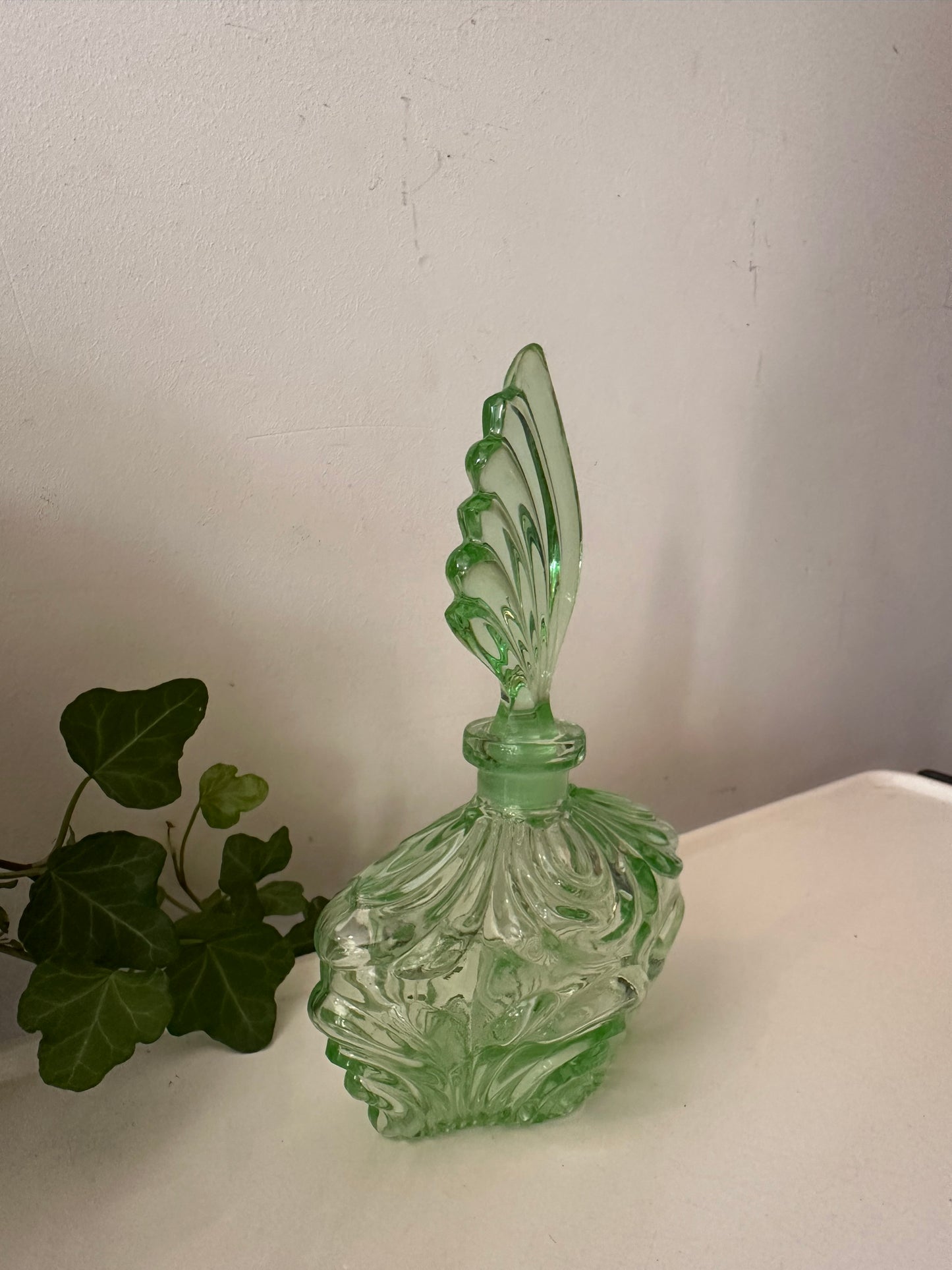 Groen geperst glazen parfumflesje