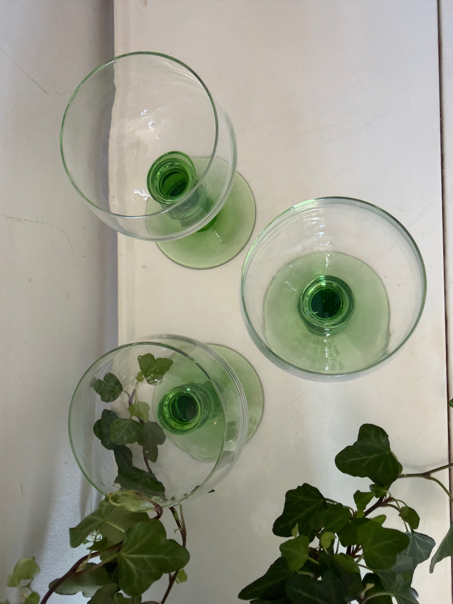 Set van 3 vintage wijnglazen op groene voet