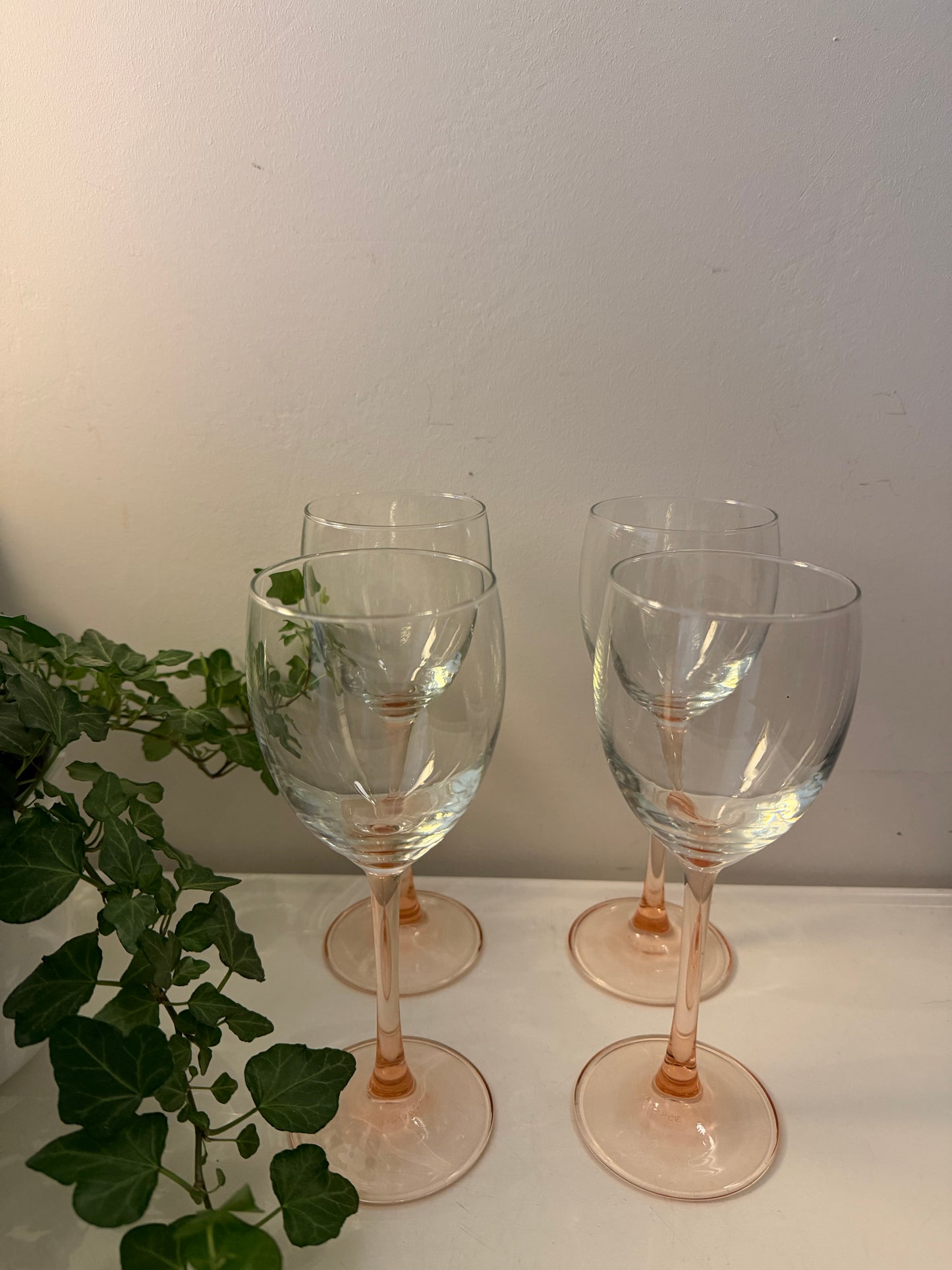 Set van 4 wijnglazen op roze oranje voet