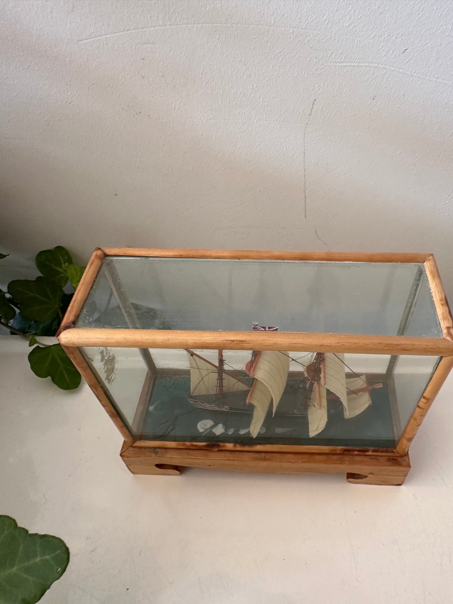 Miniatuur scheepje in glazen vitrine